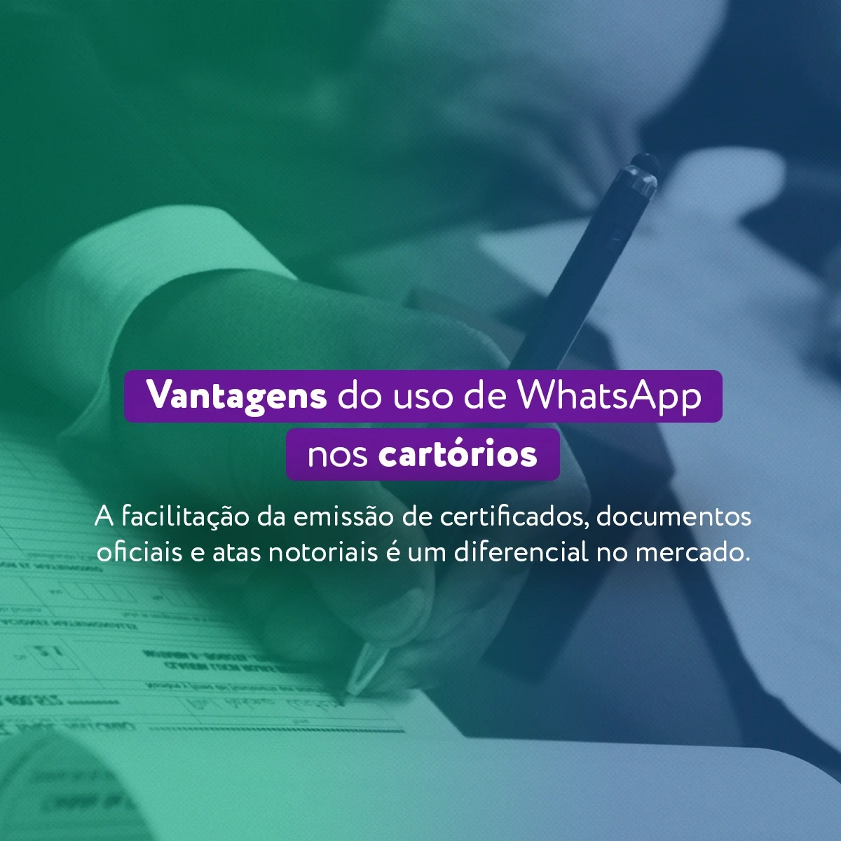 Cliente assinando um documento no cartório