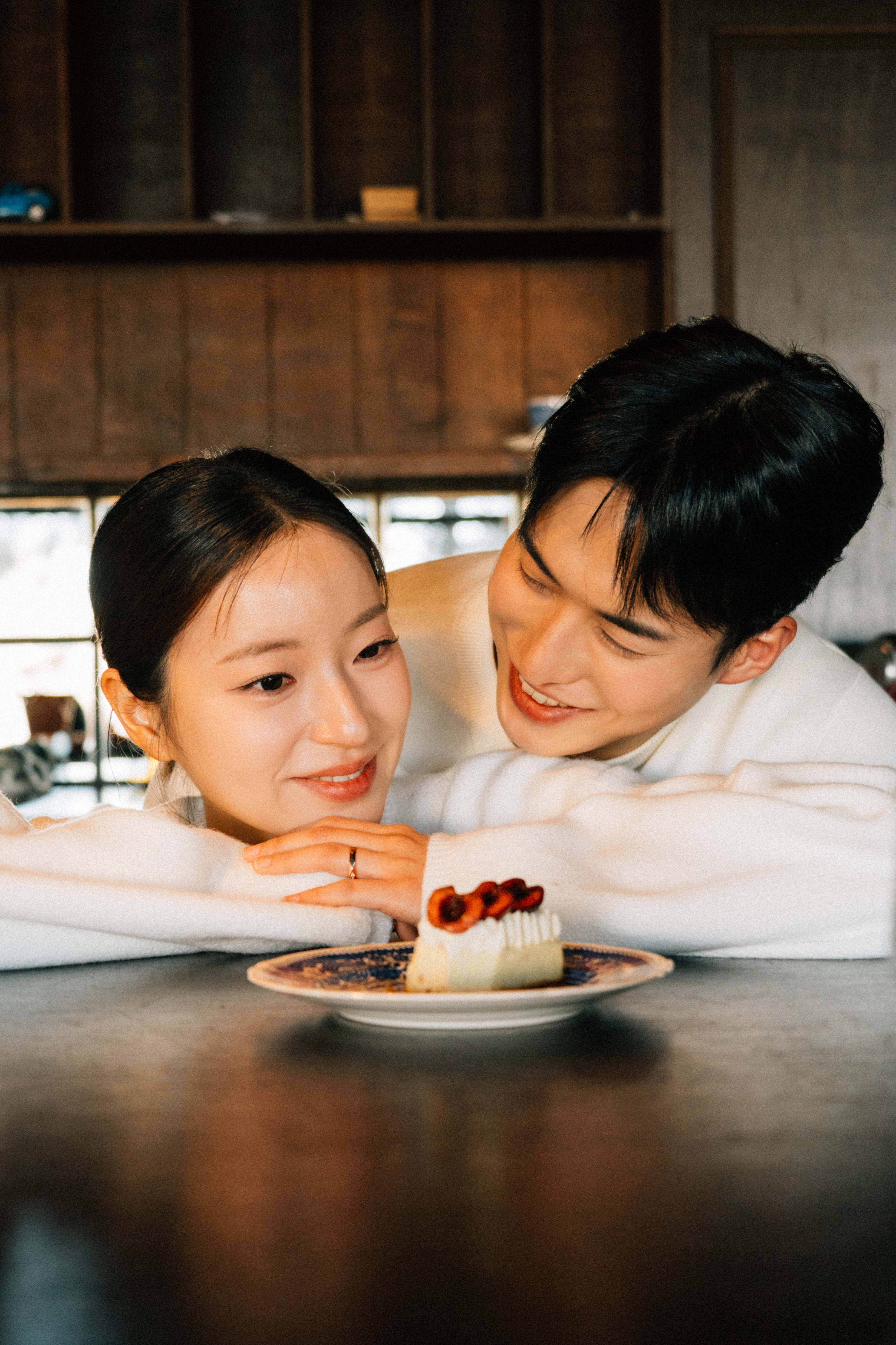 강릉 웨딩스냅 카페 촬영 후기 | 헝키도리커피바에서 담아낸 후안스냅의 실내 웨딩 기록