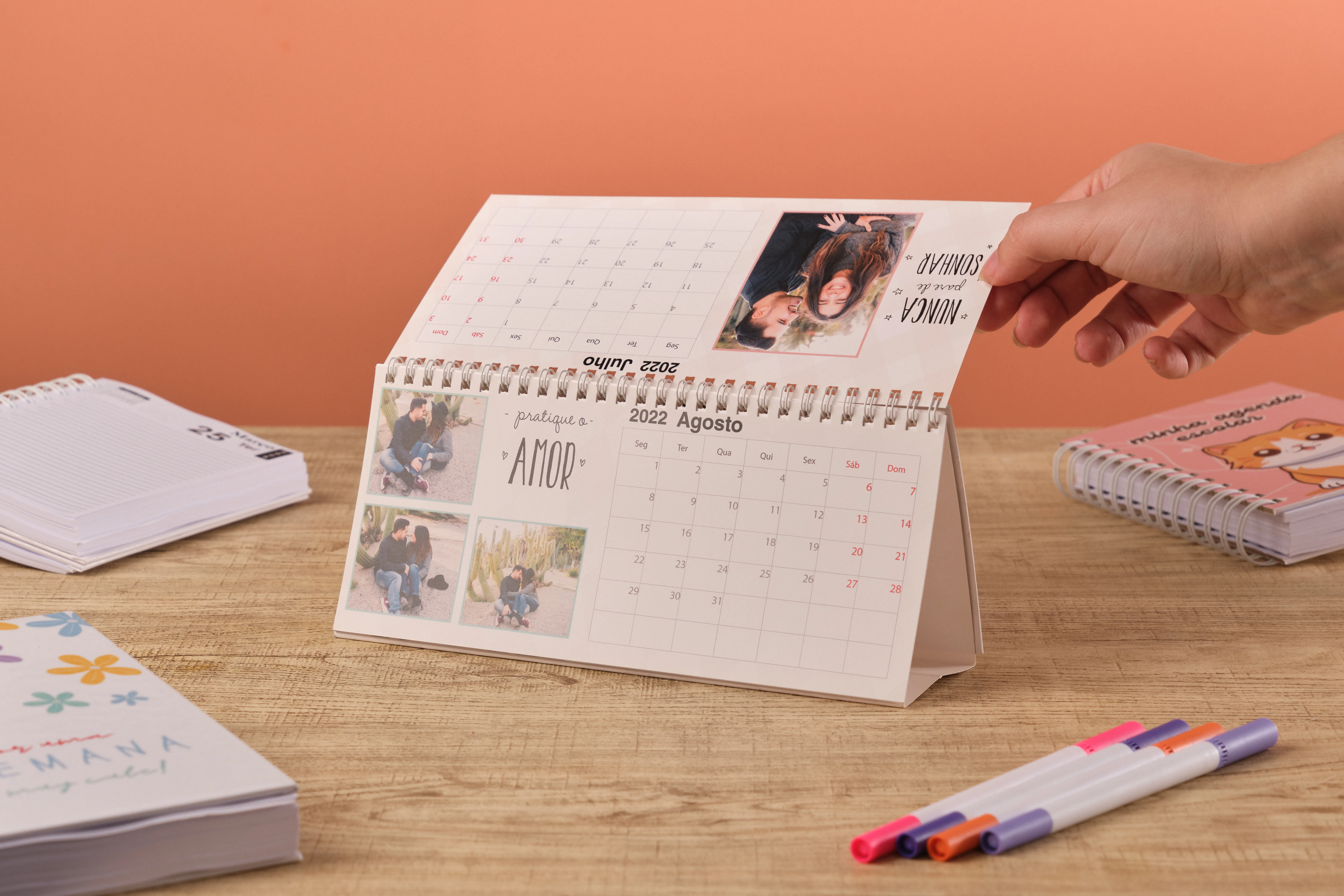 Pessoa segurando Fotolivro com foto em preto e branco de mãe beijando o filho recém-nascido, com o nome Pedro Henrique escrito na imagem