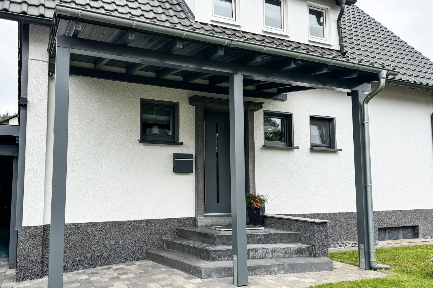 Moderner Hauseingang mit Pflasterarbeiten in Rösrath
