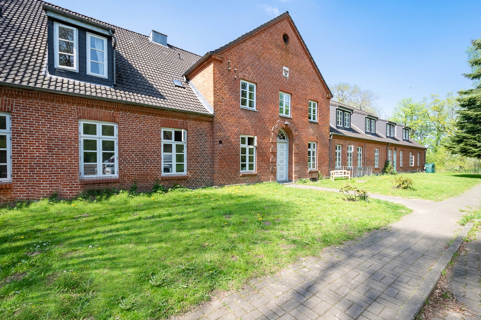 Mehrfamilienhaus in Kiel mit roter Ziegelsteinwand