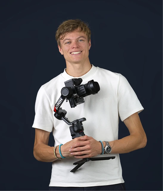 Photo de Sacha, CEO, souriant et tenant en main une caméra sur son stabilisateur