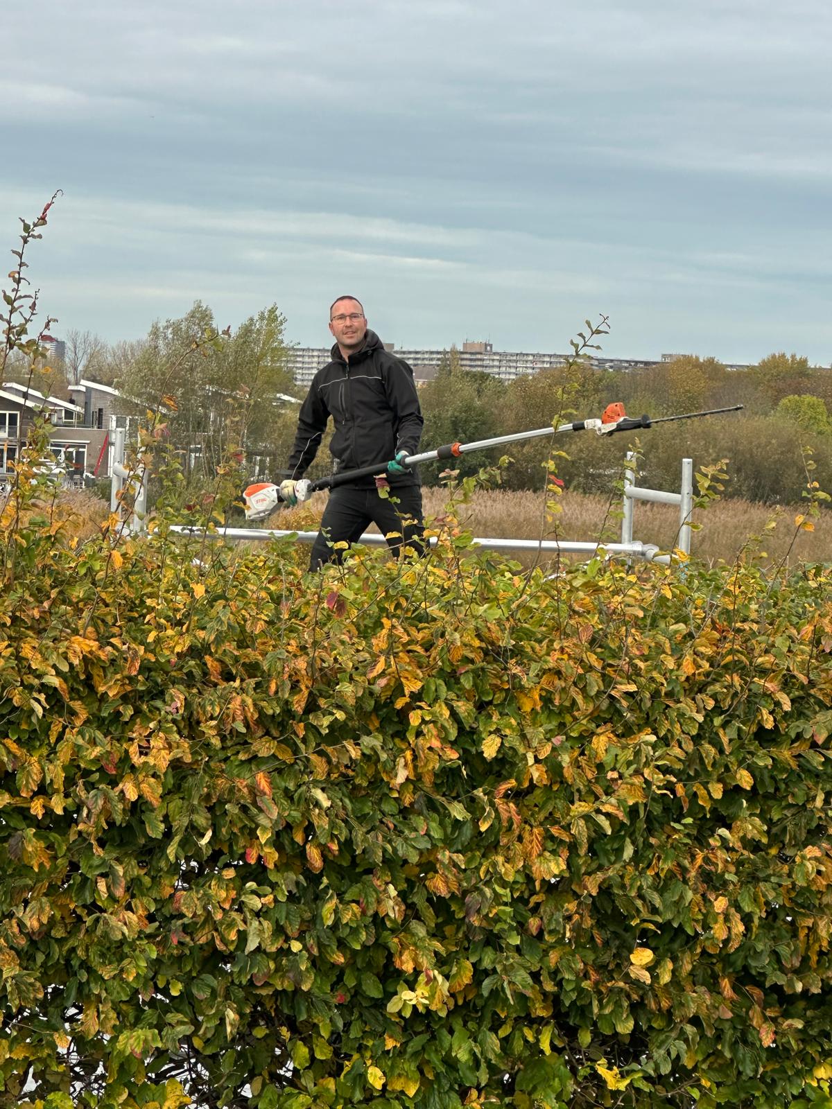 Chris bezig met Tuinonderhoud en aanleg van nieuwe bomen