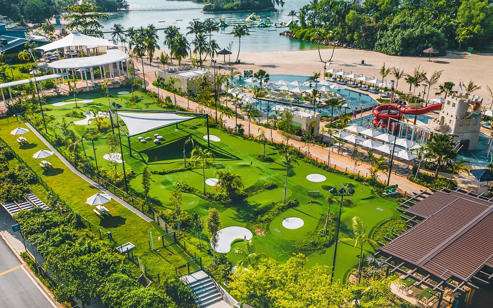 俯瞰巴拉望圣淘沙的乌特拉高尔夫球场