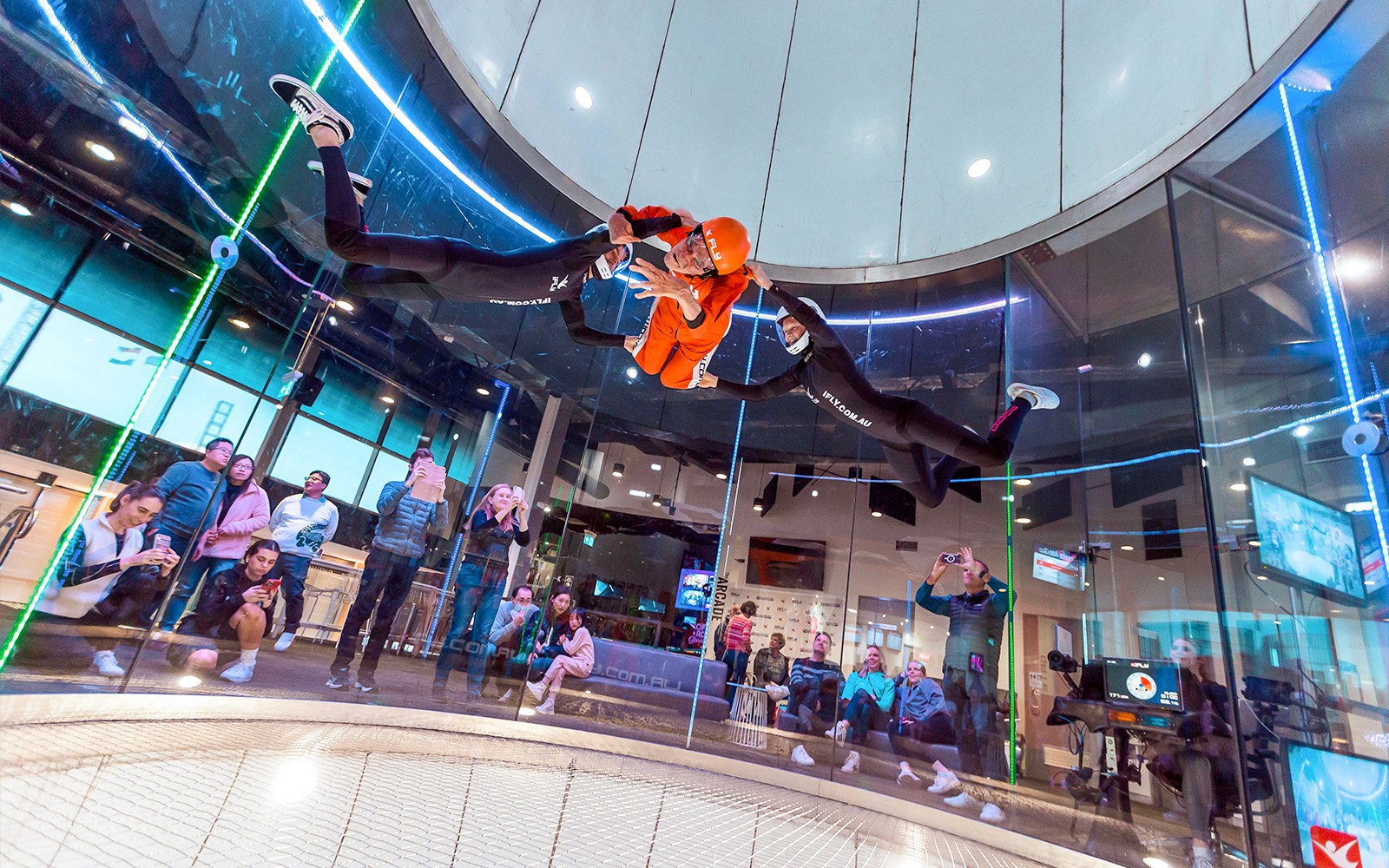 uomo anziano in iFly Sydney Indoor Skydiving