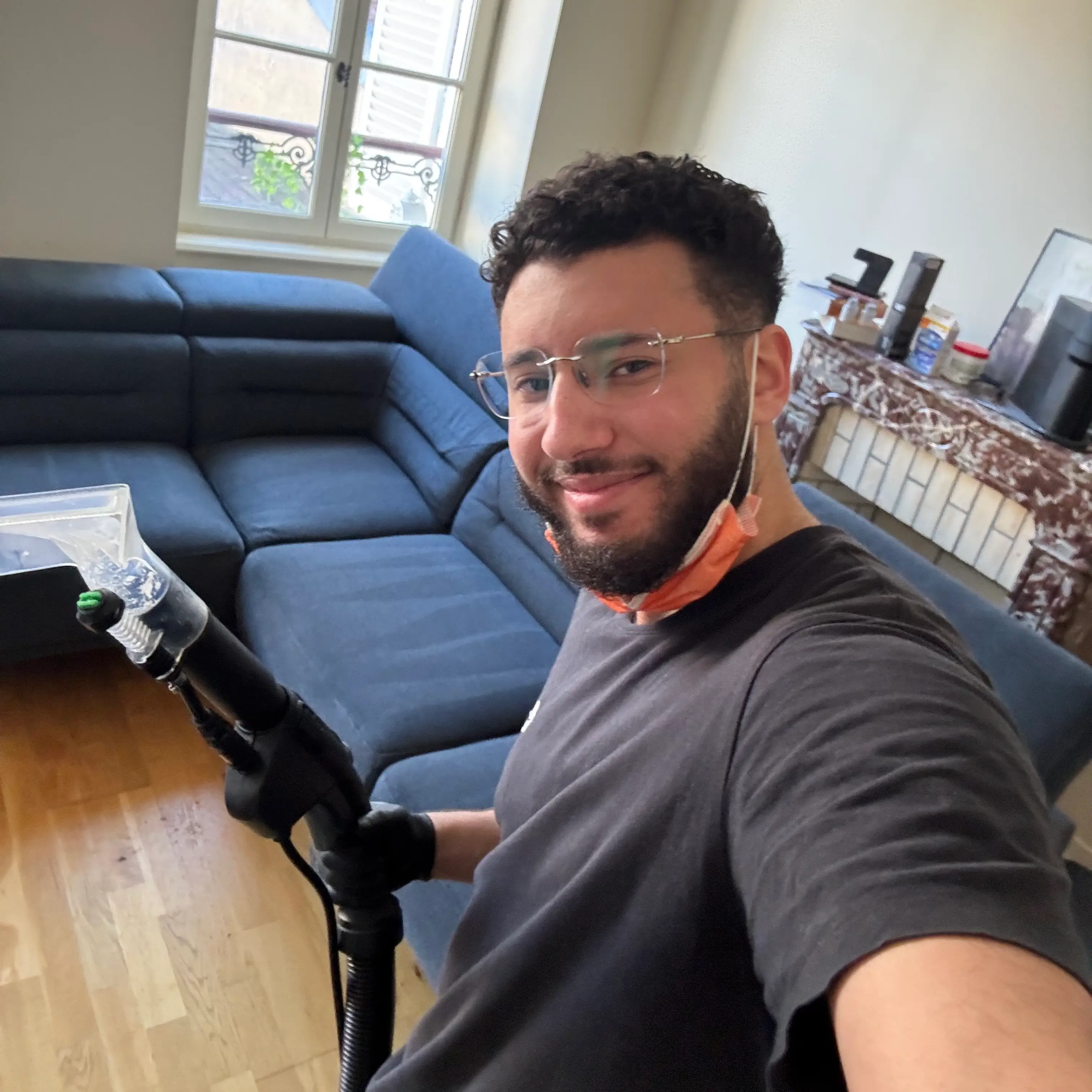 Nettoyage d'un canapé par Nassim de chez Krystal Hygiène