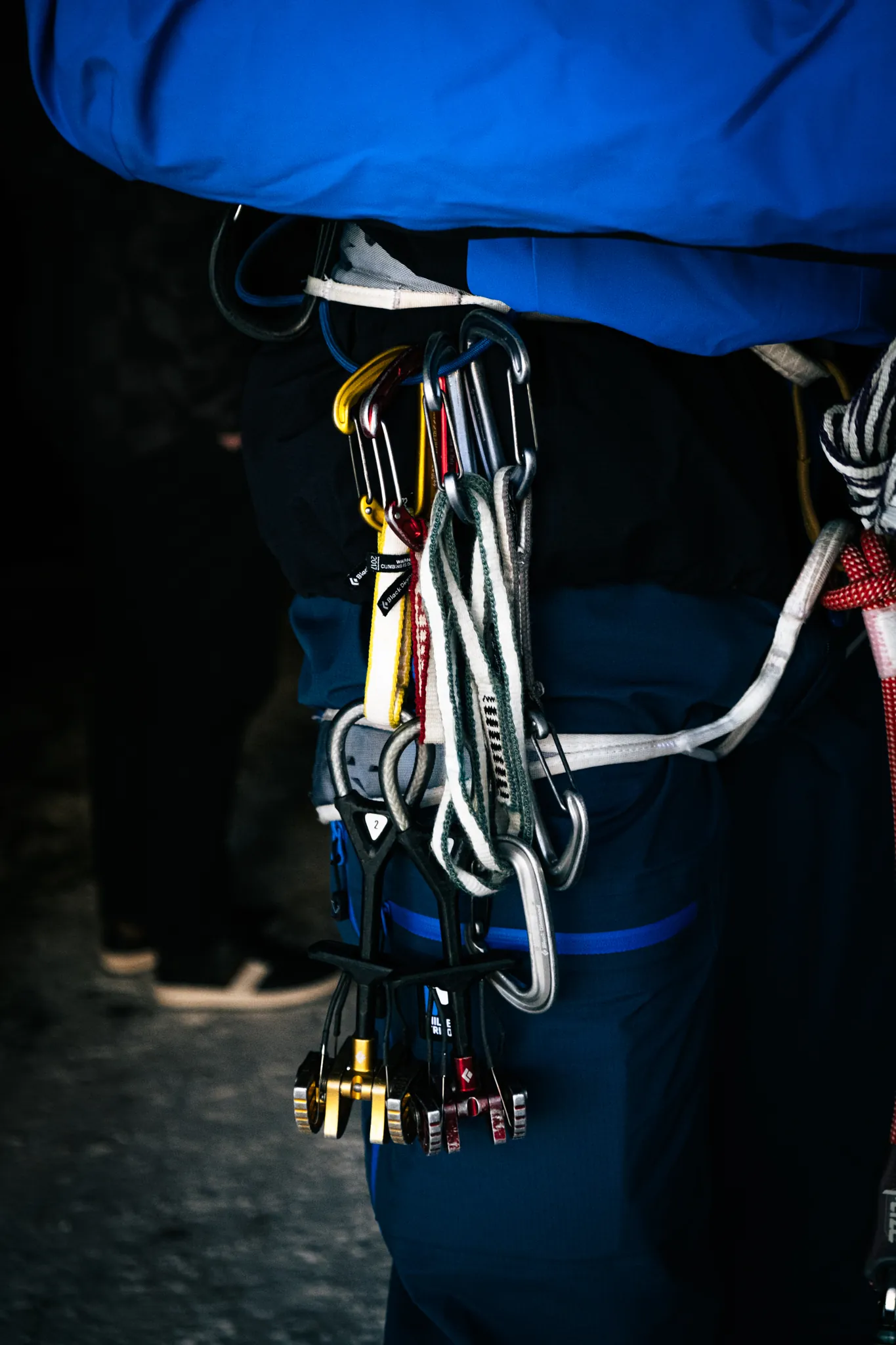 Détail du baudrier d’alpinisme avec mousquetons colorés, équipement Millet.