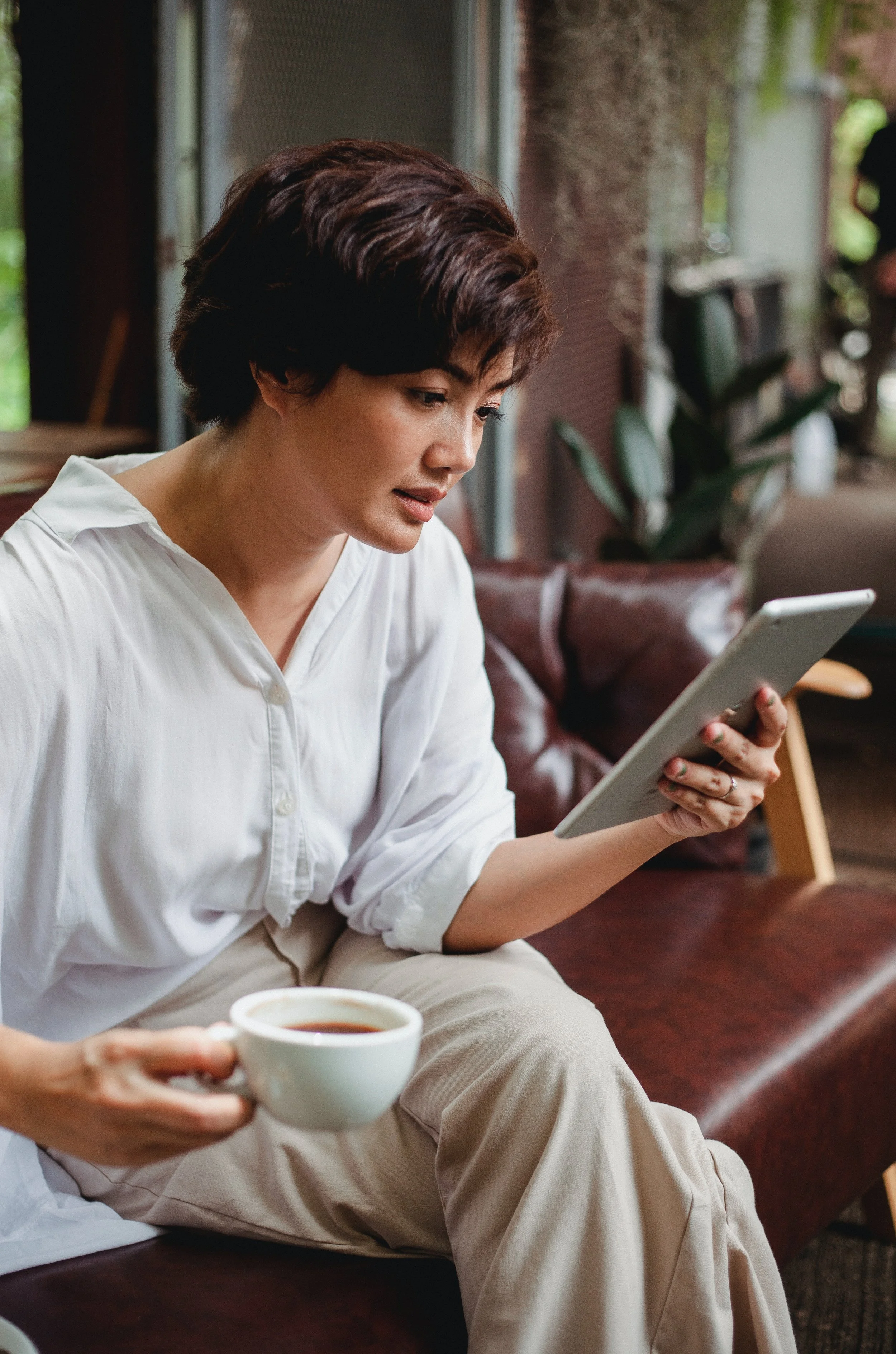 A client speaking with their therapist on a tablet