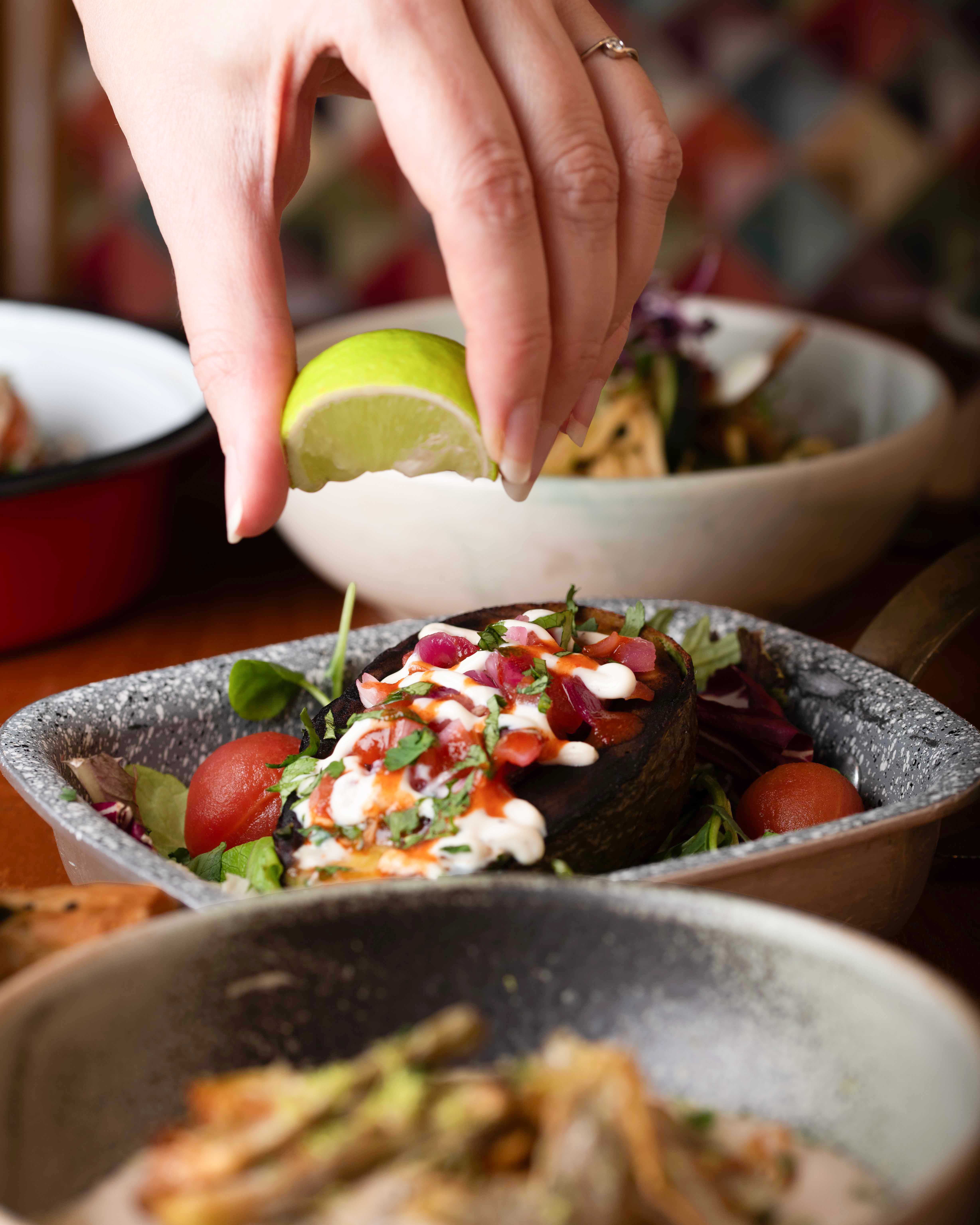 Berenjena asada con lima y salsa — tapas vegetarianas en Faire. Tapas & Wine