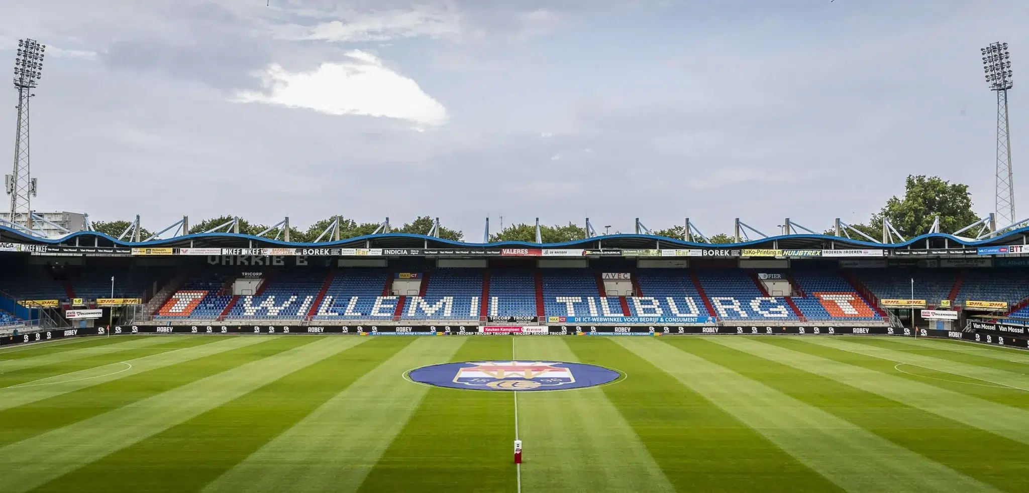 Stadion von Willem II in Tilburg mit Spielfeld und Tribünen, Veranstaltungsort des eCommerce Top