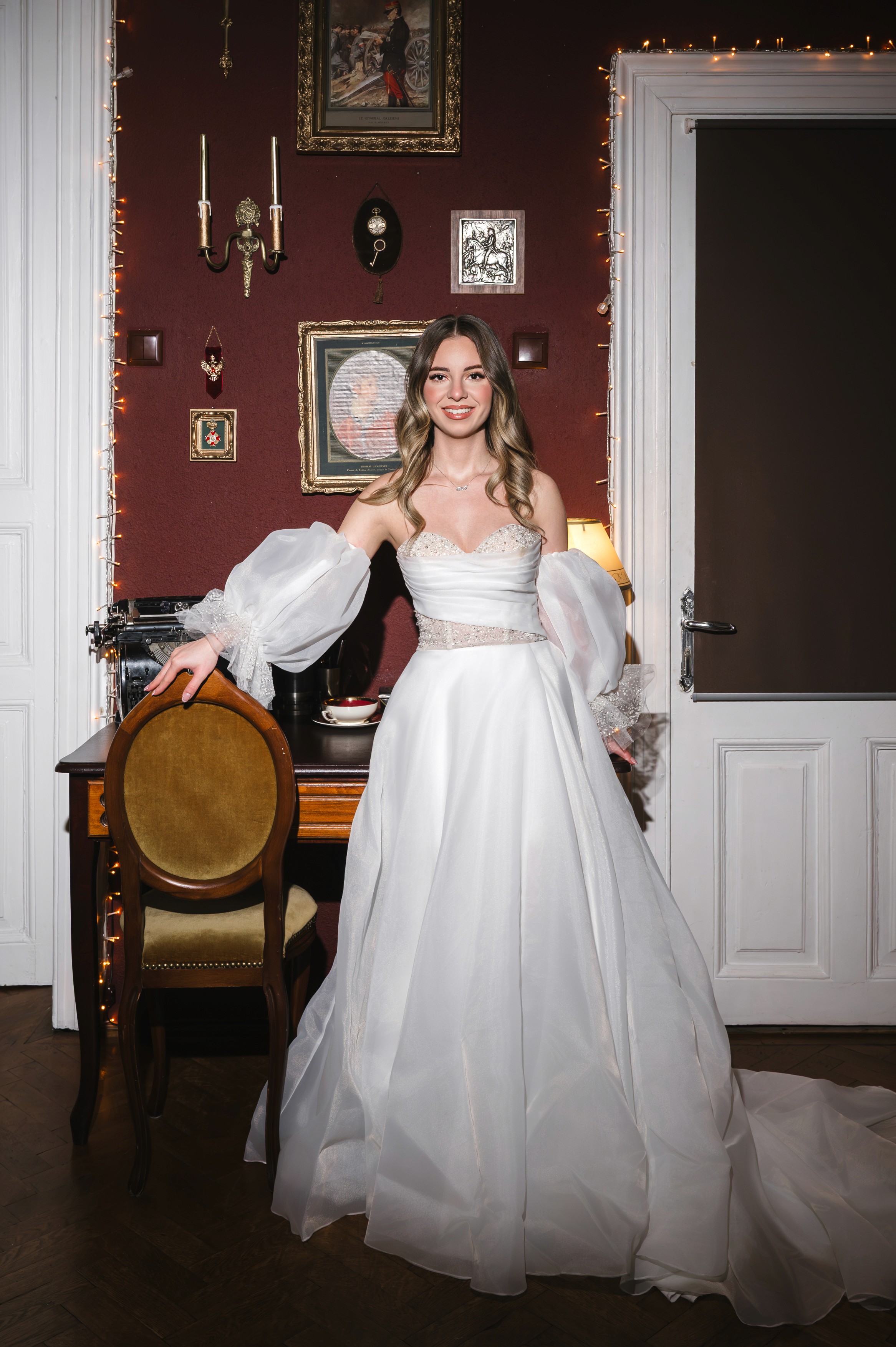 Mireasă cu pahar de șampanie, decor clasic, fotografie documentară nuntă Radu Iordan fotograf