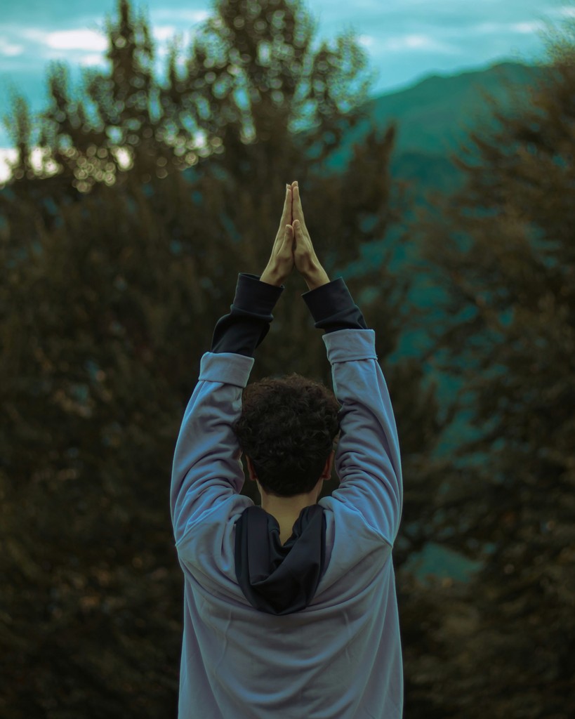 a group of people sitting in chairs and looking at a laptop