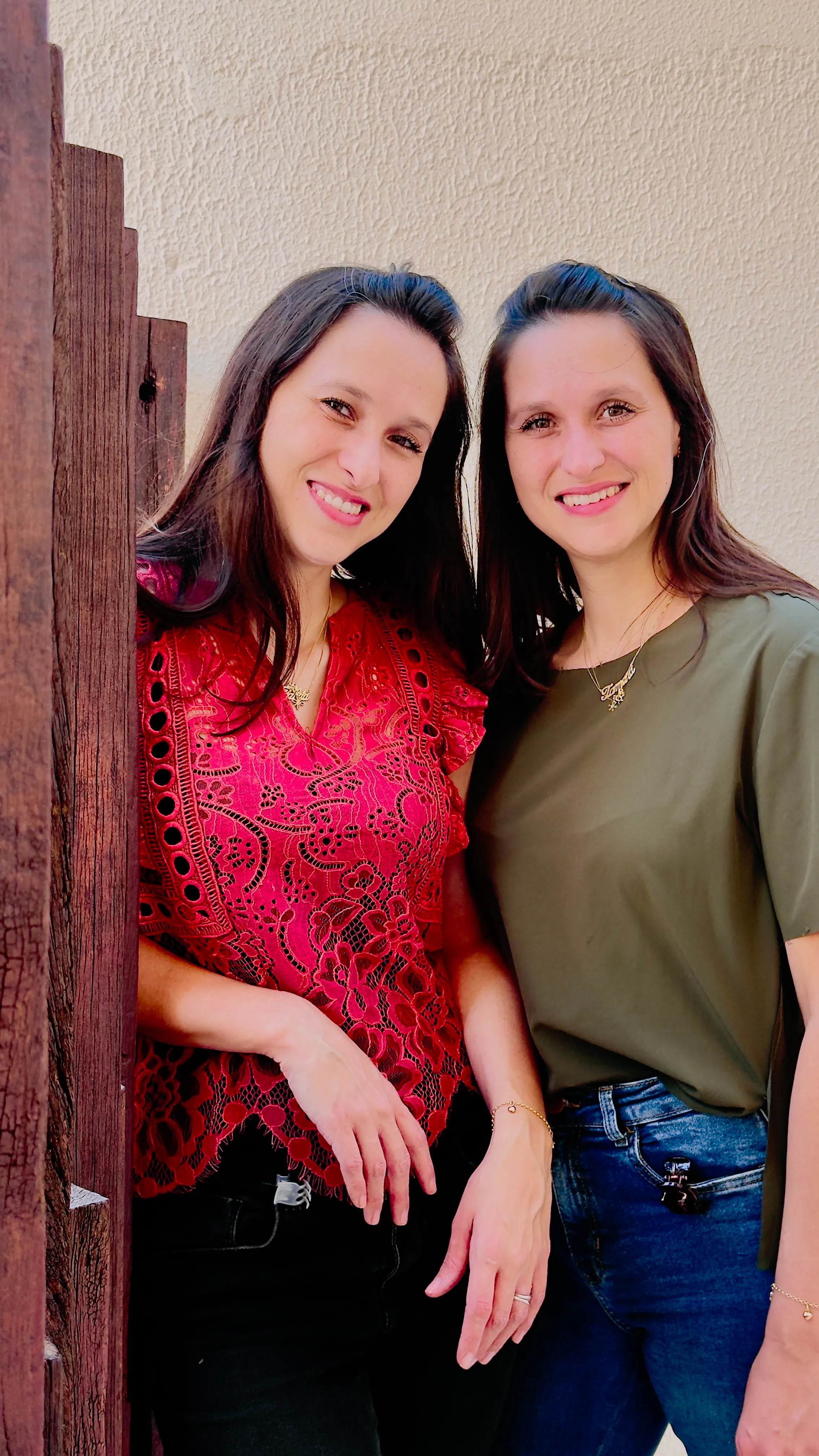 Foto das proprietárias da Tadecora, Talita e Tamara, sorrindo lado a lado em ambiente externo.