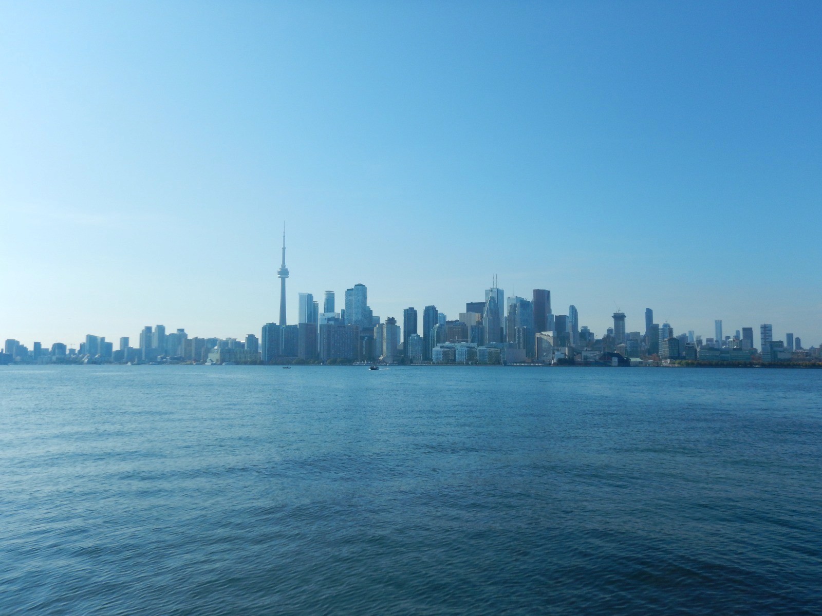 Paysage naturel du Canada découvert par un étudiant en échange scolaire, immersion culturelle et aventure