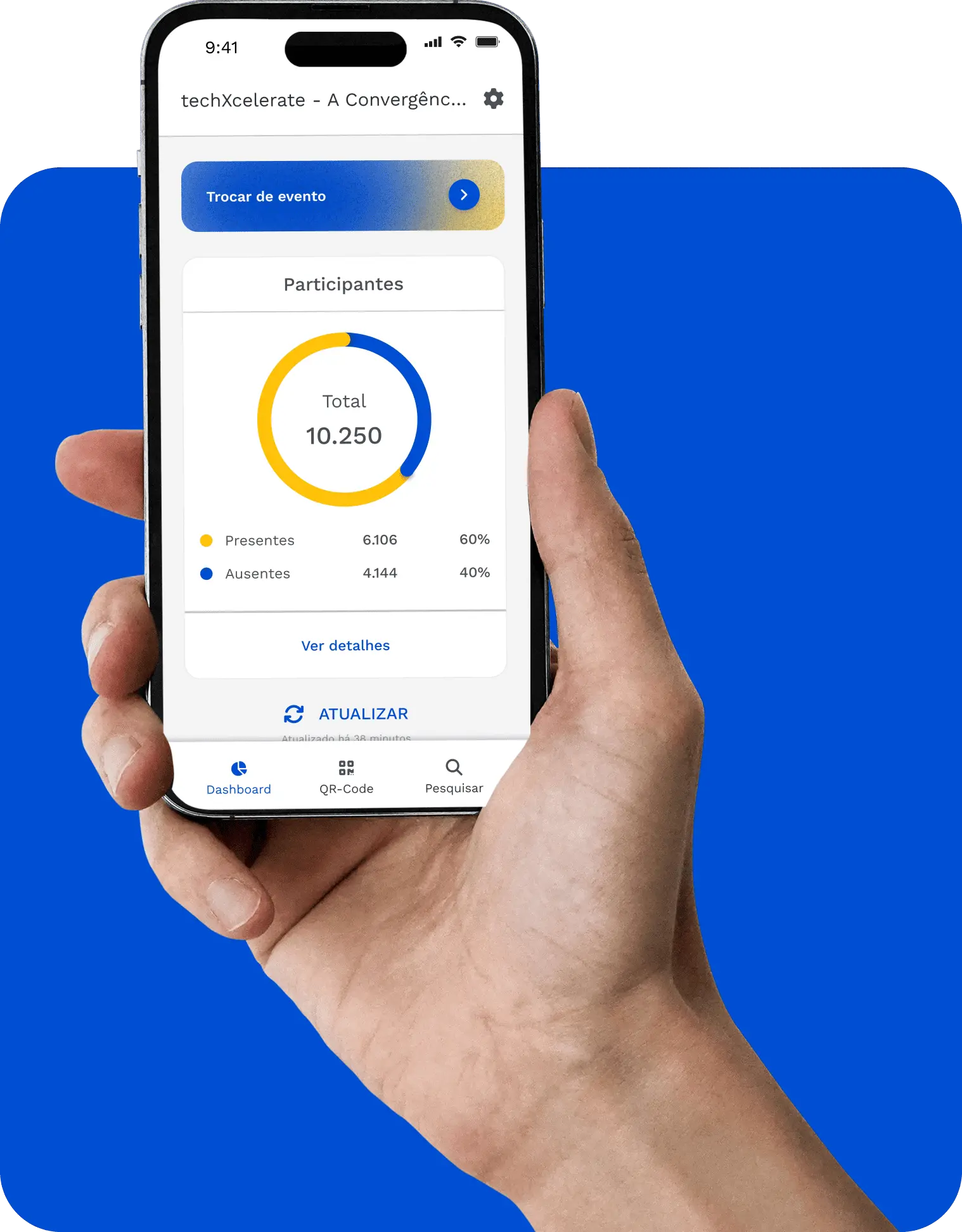 Uma mão segurando celular com a tela inicial de aplicativo de check-in