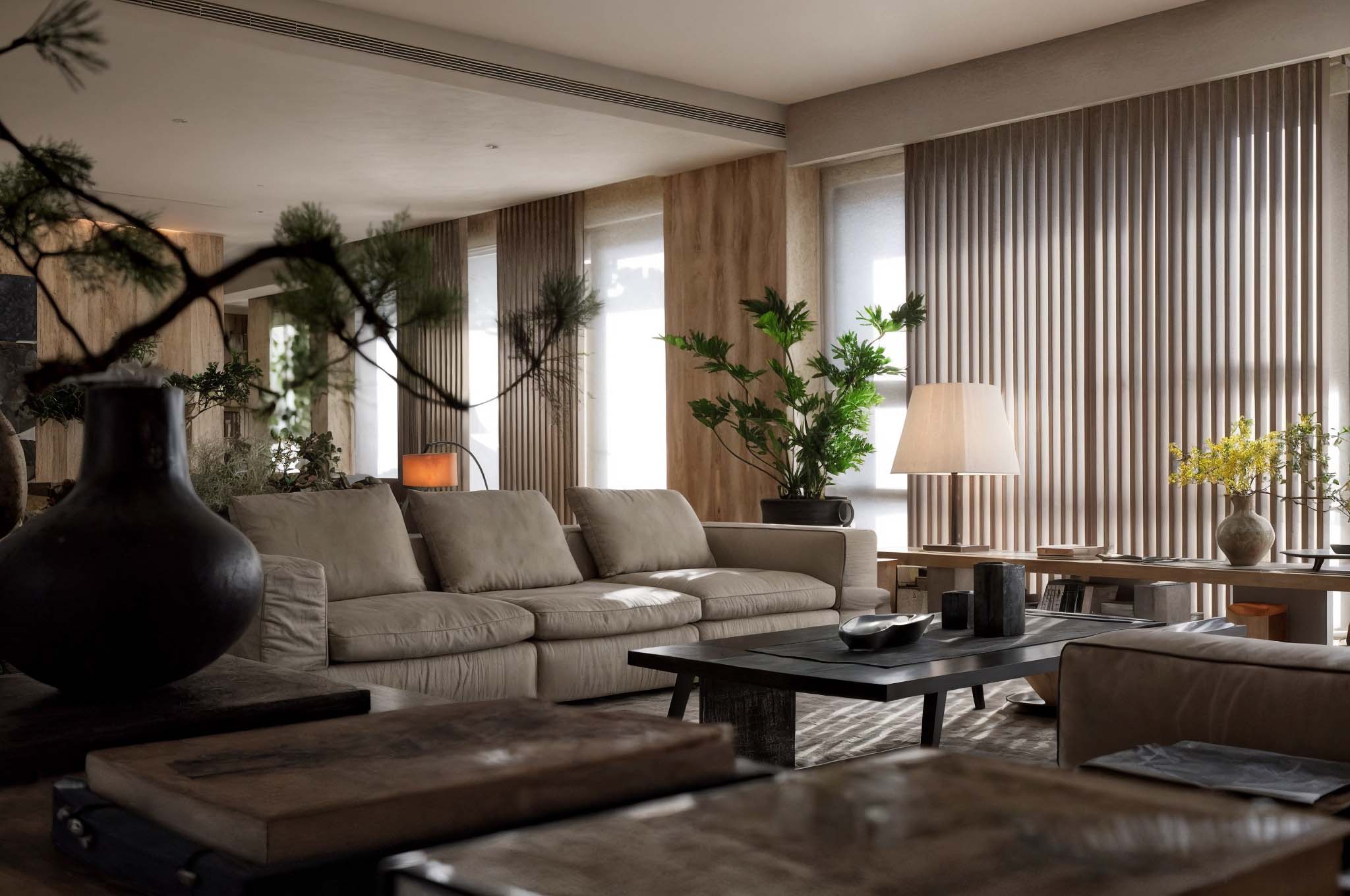 植栽與陶器妝點現代風客廳空間，米色沙發搭配黑色茶几與木質牆面設計