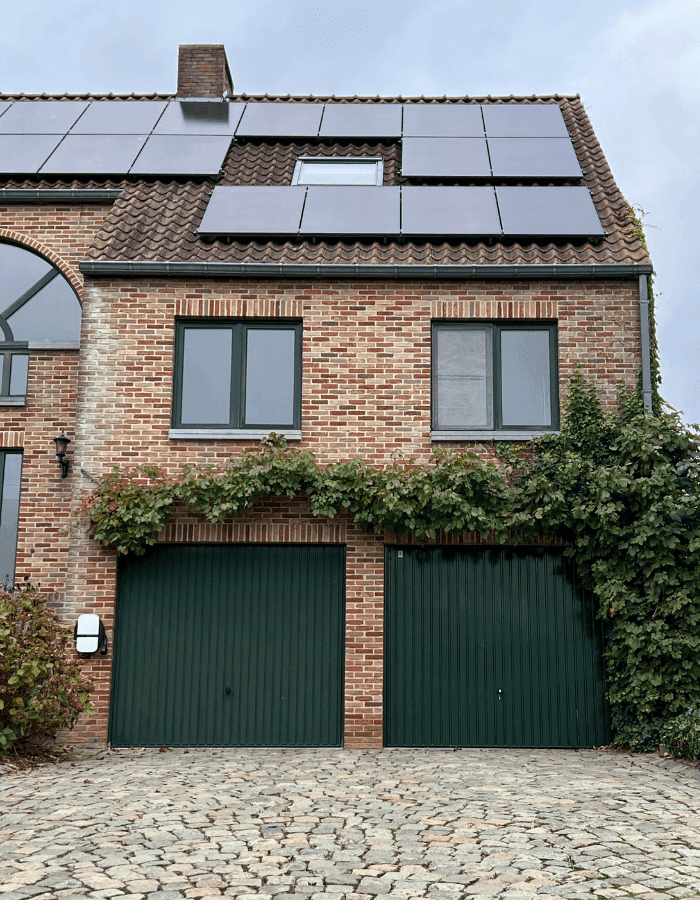 Vivienda en Palma de Mallorca con instalación de placas solares para eficiencia energética y sostenibilidad