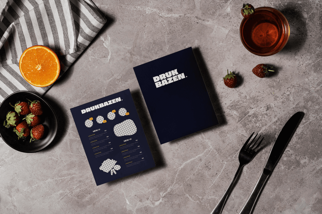 Bedrukt notitieboekje van Drukbazen in een flatlay met koffie en fruit