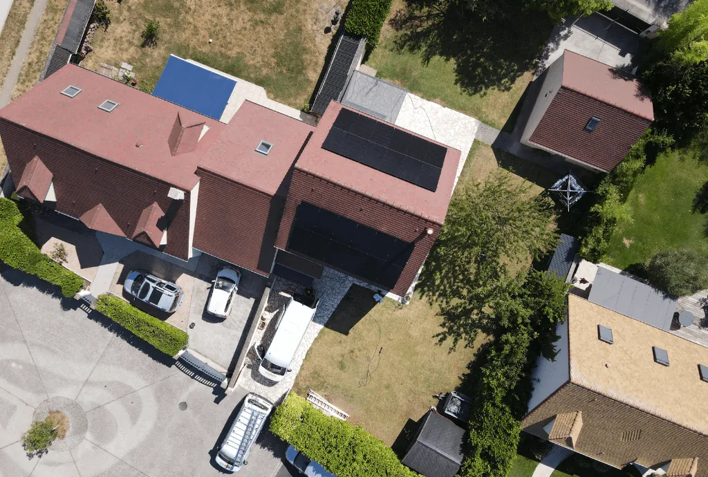 Photo d'un toit d’une maison à Milly-la-Forêt dans l'Essonne équipée de panneaux photovoltaïques dont l'installation a été faite par Solarock.