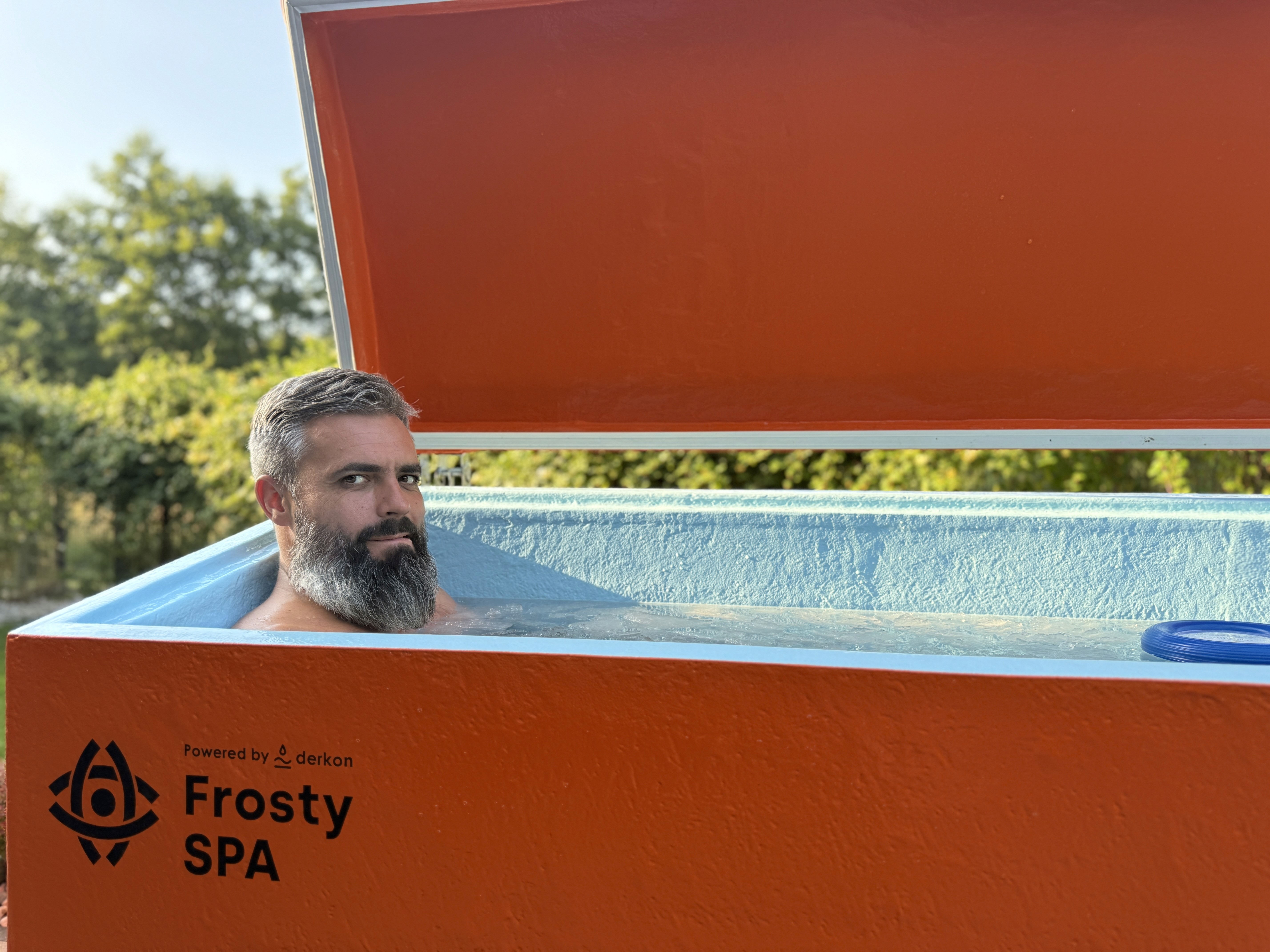 konrad derlatka w wannie do lodowych kapieli