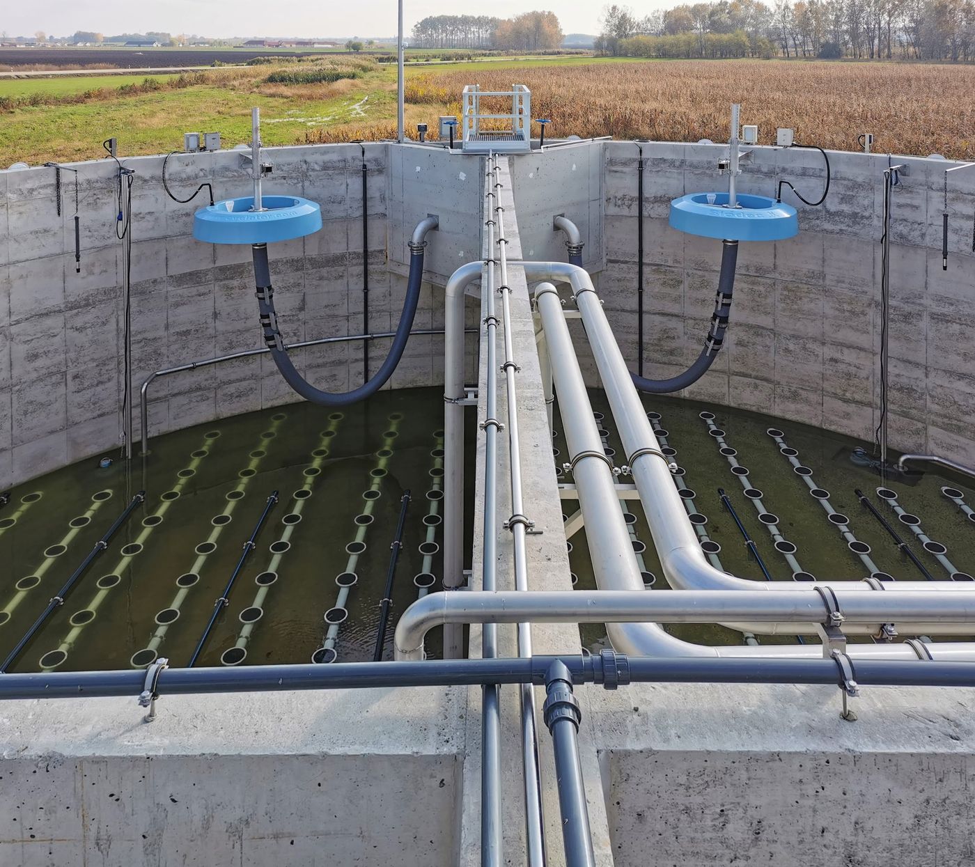 Drained CYCLATOR basin showing the aeration grid and BIODEC decanters at Boldog, Hungary