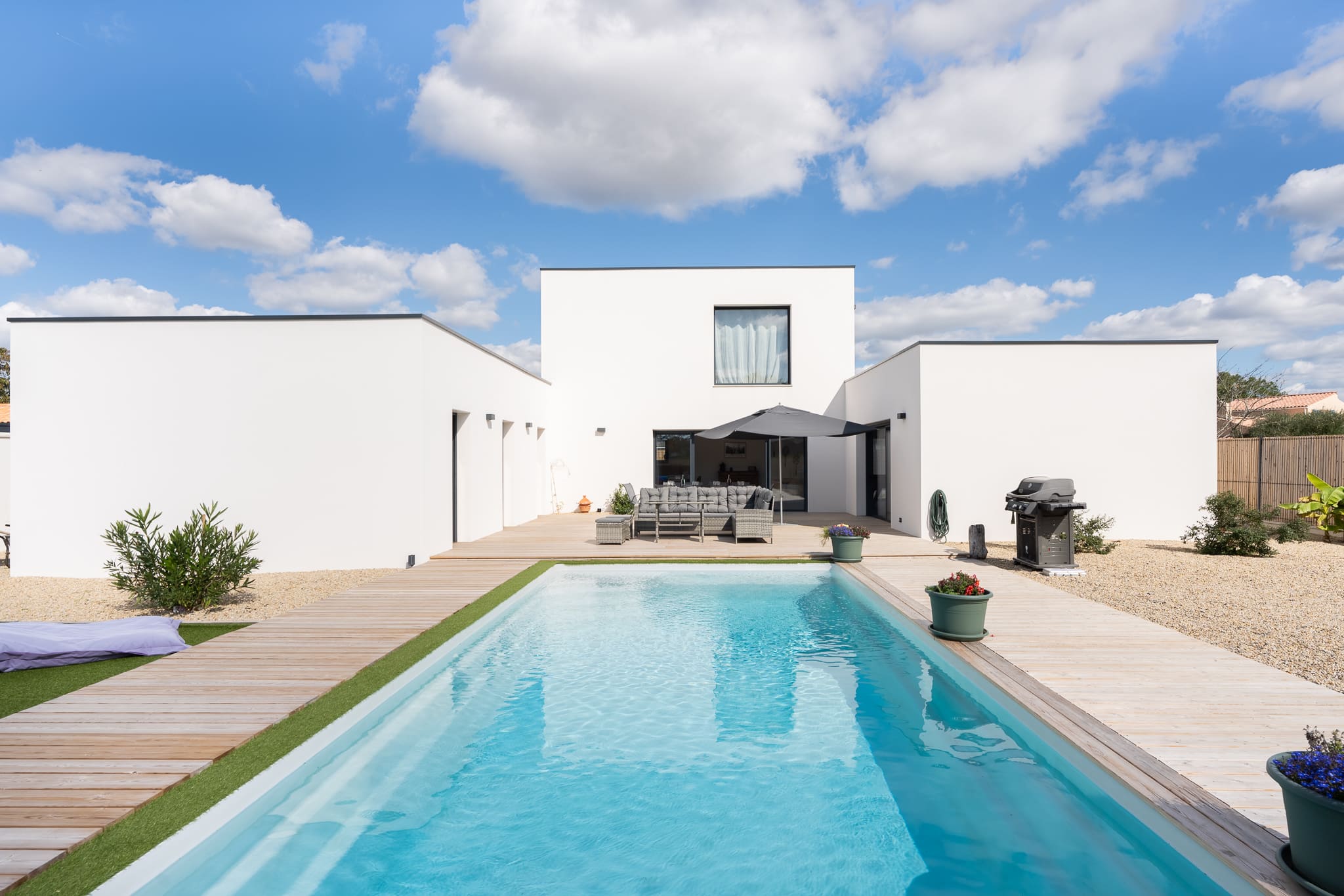 Façade d’une villa moderne avec piscine creusée, photographie immobilière par Robin Masson