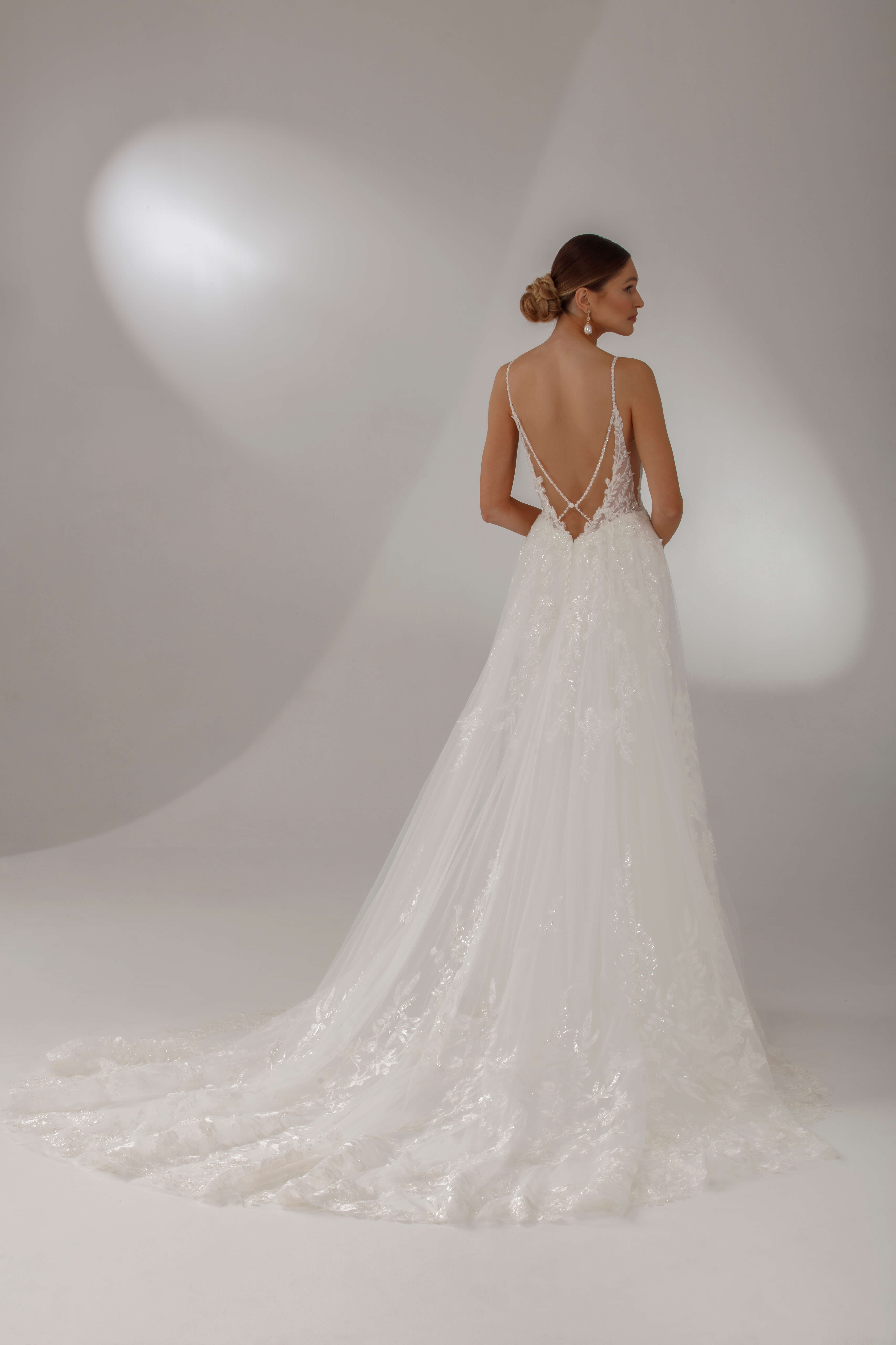 Brautkleid mit tiefem Rücken und fließender Satinschleppe