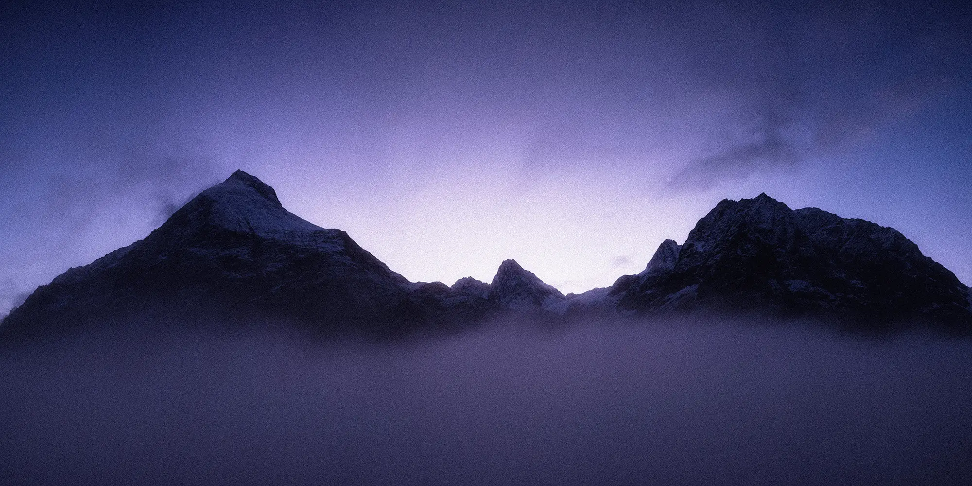 Hegy napfelkeltekor a Stubai alpokban Ausztriában hegymászás során