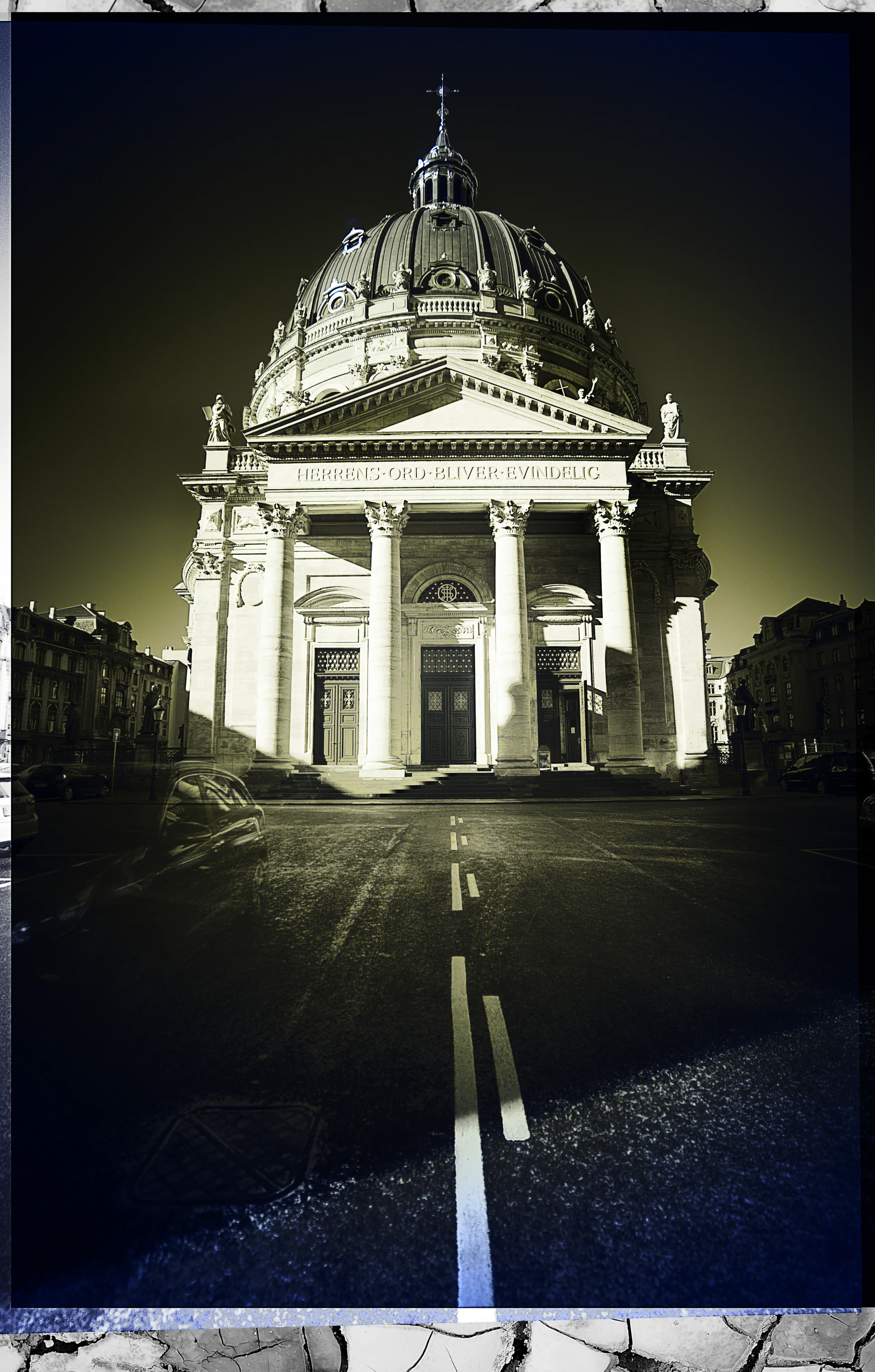 Photographie d'architecture esthétisant les lignes de construction pour une composition photographique très graphique, visuellement harmonieuse et impactante, église de marbre, copenhague