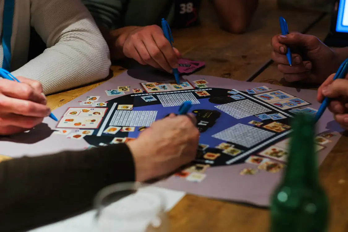 Houten kist met cijferslot en bordje met teamnummer tijdens een escape room activiteit op locatie van The Box Company.