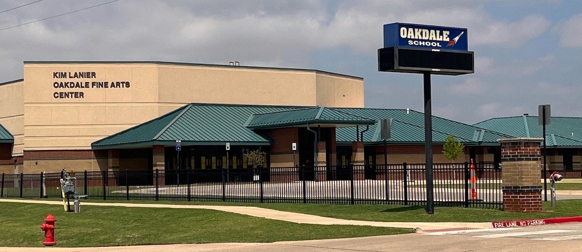 Photo shows Oakdale Middle School Exerior