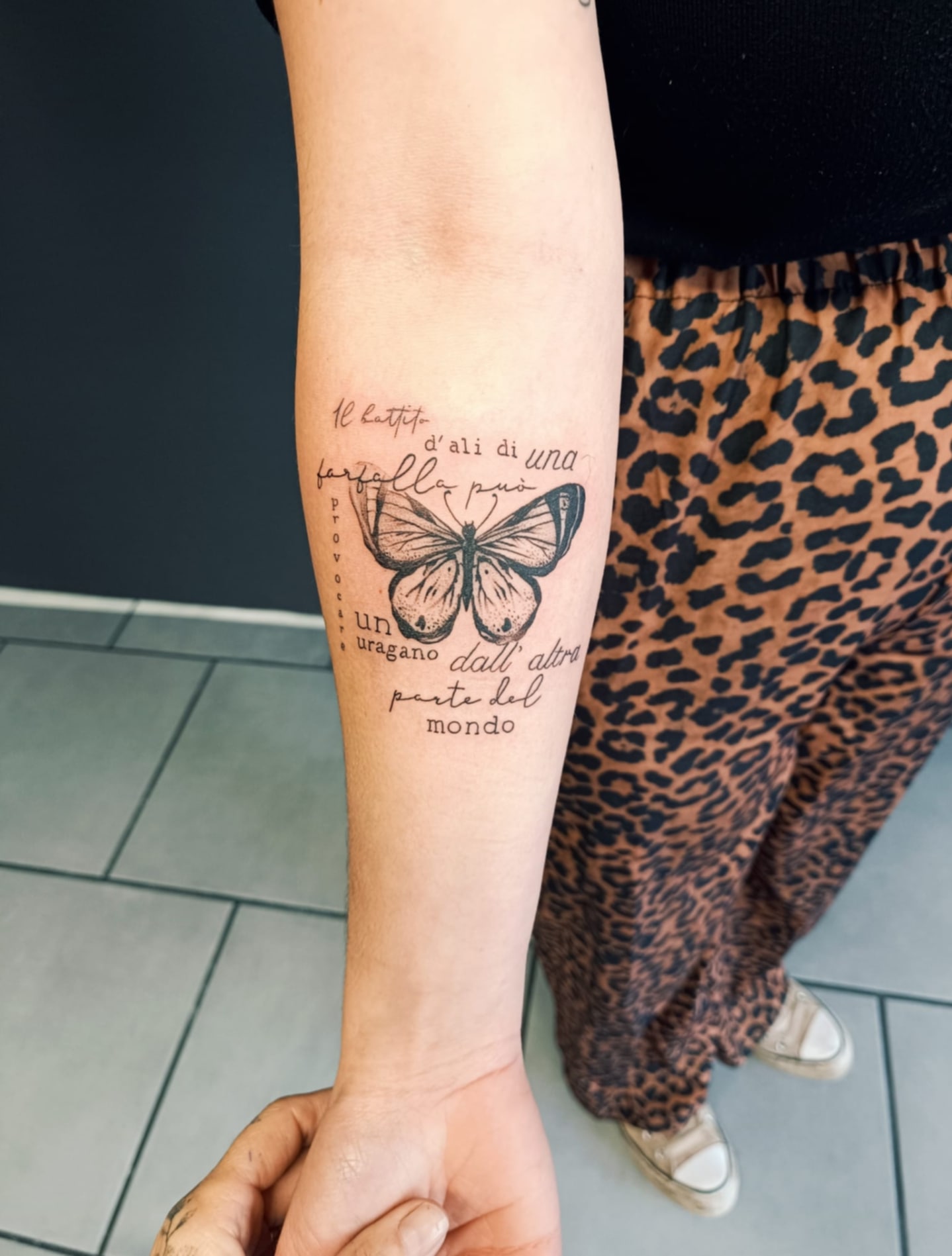 tatouage papille avant bras pour femme et écriture 