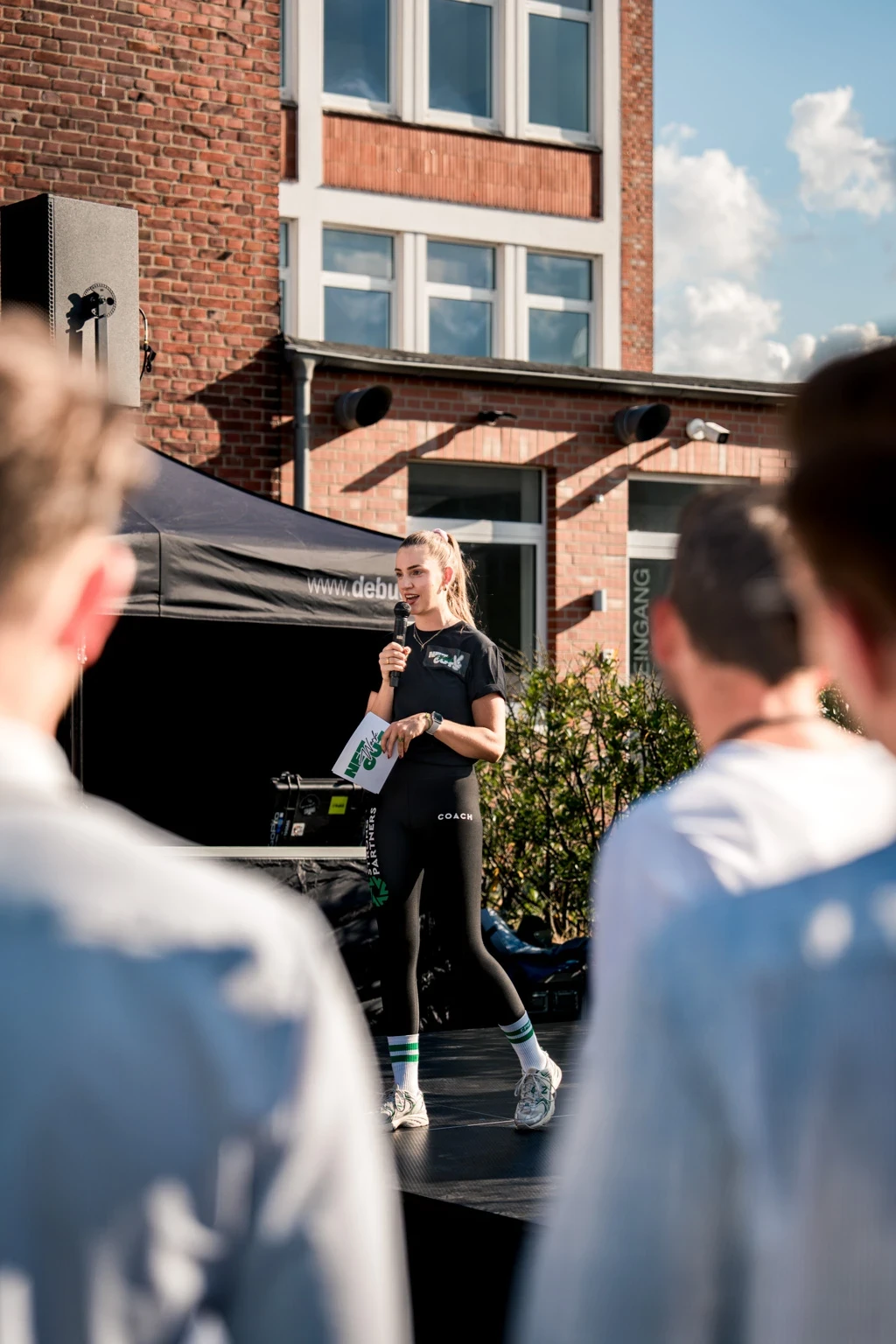 Moderatorin auf der Bühne