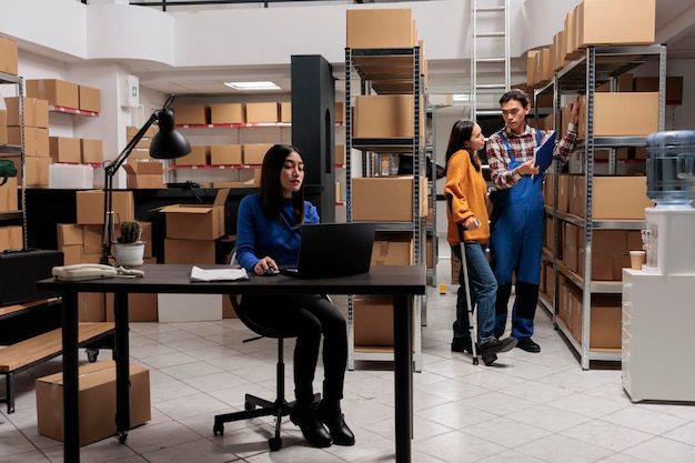 Bestellingen worden ingepakt in magazijn