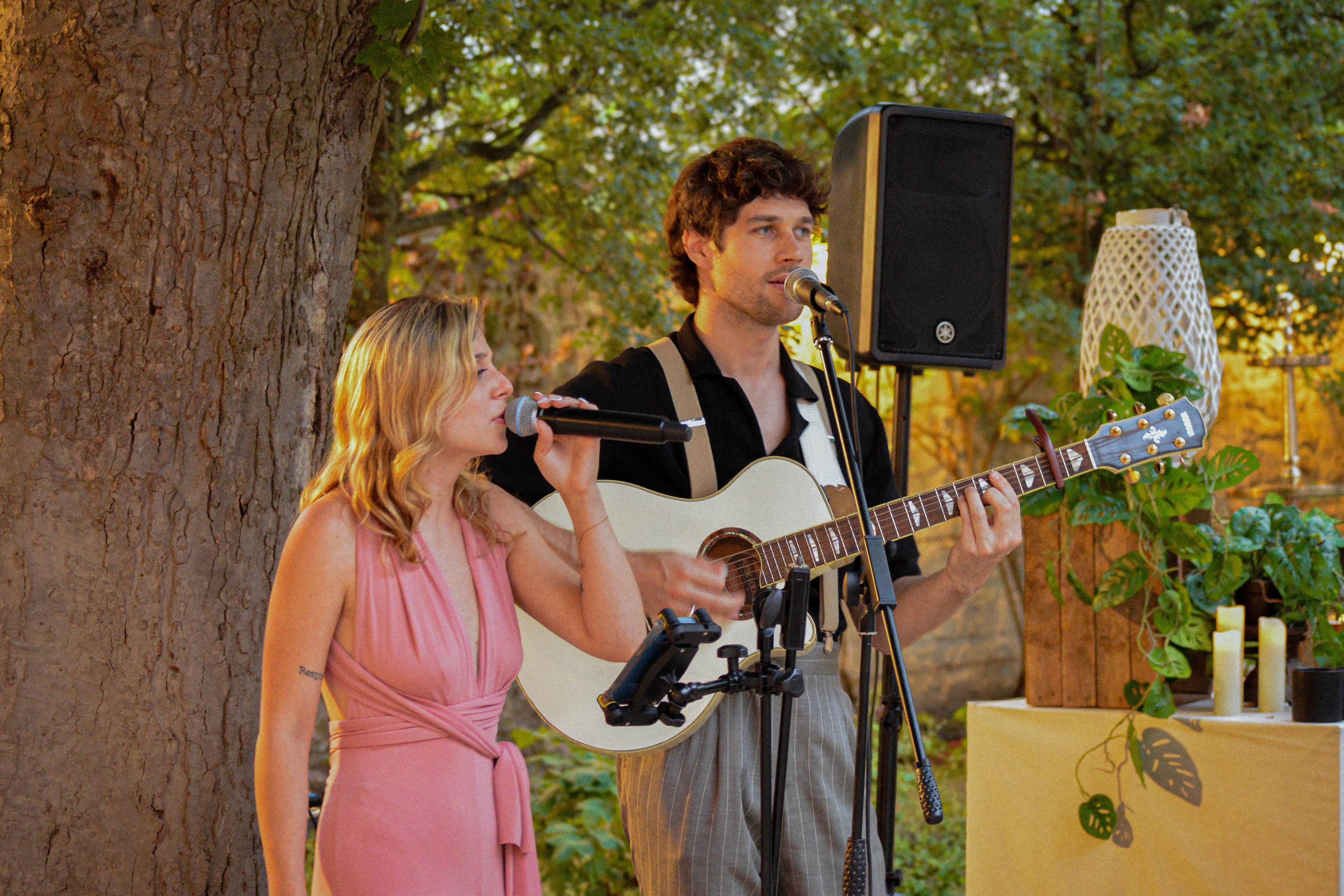 Scène musicale intimiste dans un cadre naturel en Provence.