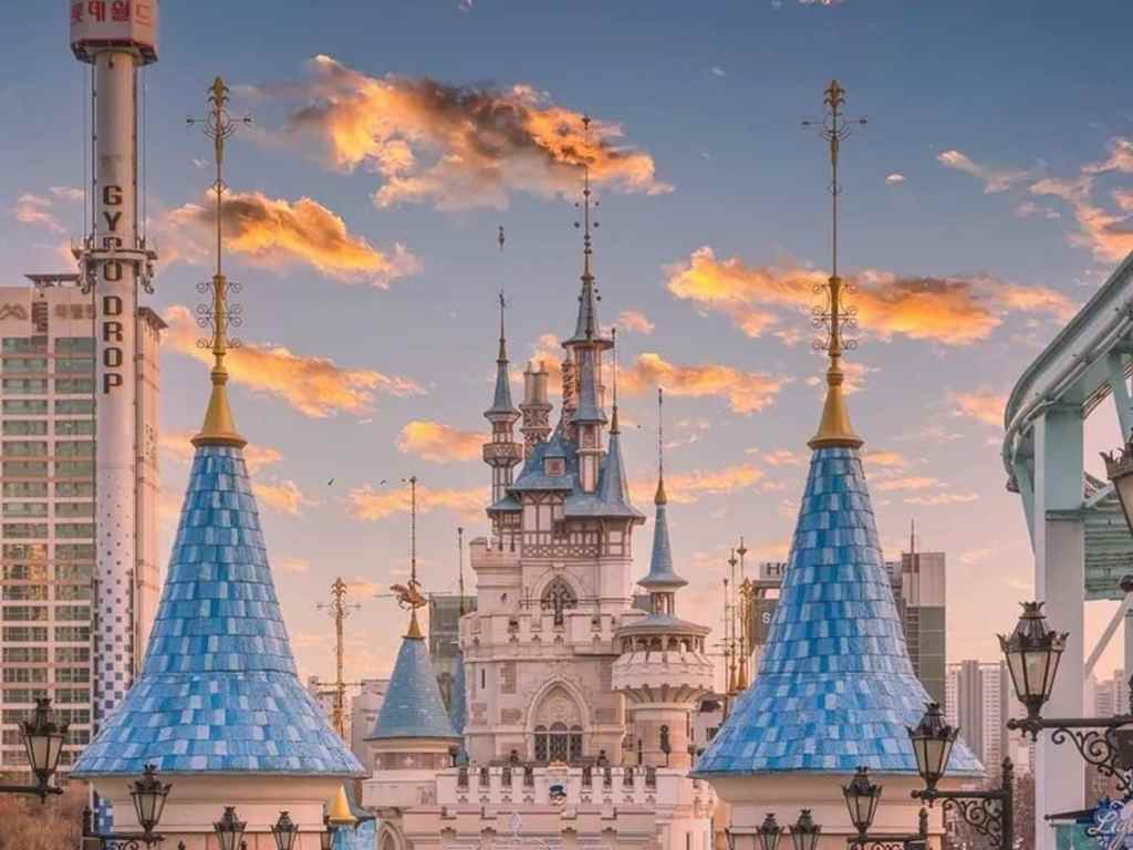 Lotte World castle