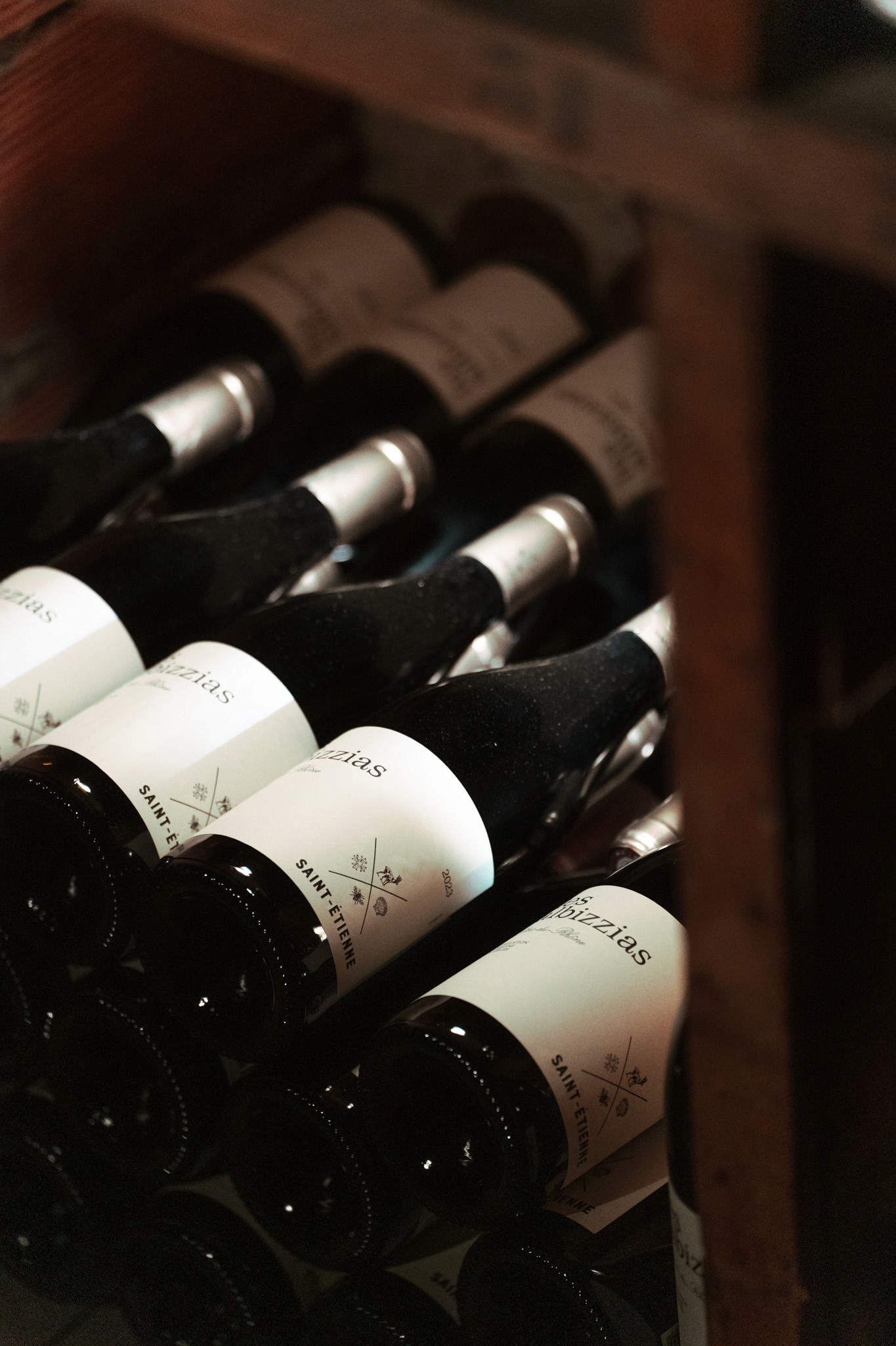 Photo de la sélection de vins de La Coupe d’Or à Vichy illustrant des références choisies pour leur qualité, parfaites pour le droit de bouchon ou pour un achat à emporter avant 22h.