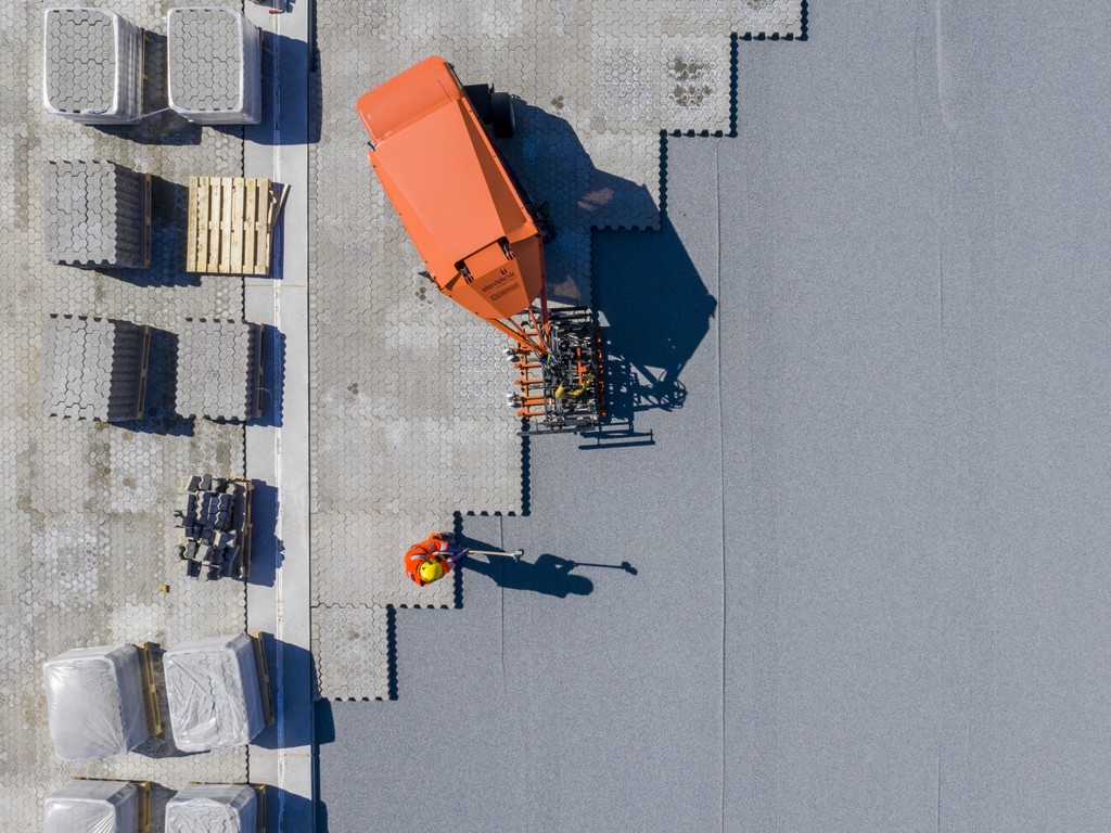 Máquina de pavimentação vista de cima.