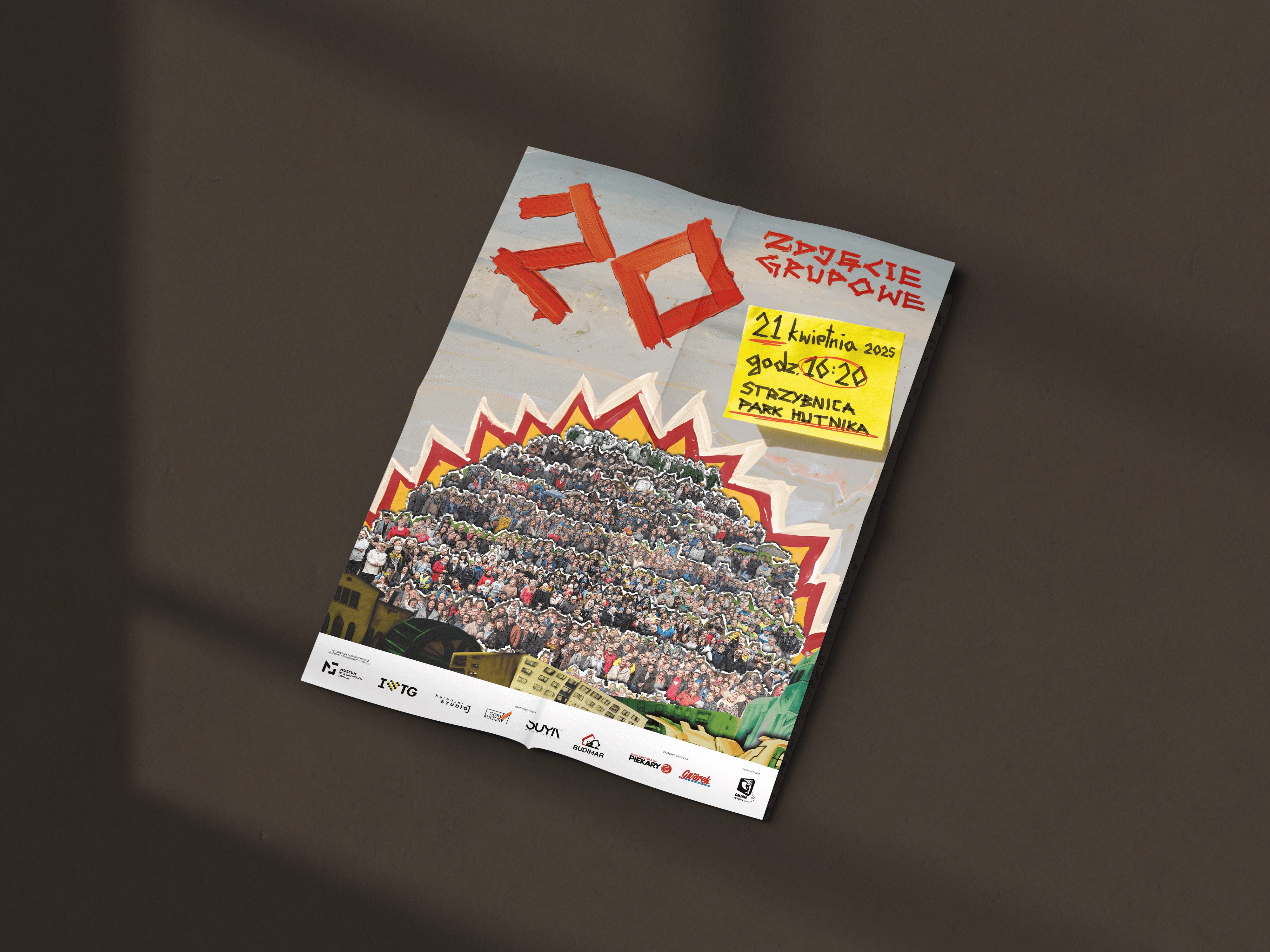 plakat 20 inicjatywy zdjęcia grupowego, napis namalowany pędzlem, informacje na karteczce memo oraz poprzednie zdjęcia przedstawione w formie wieży