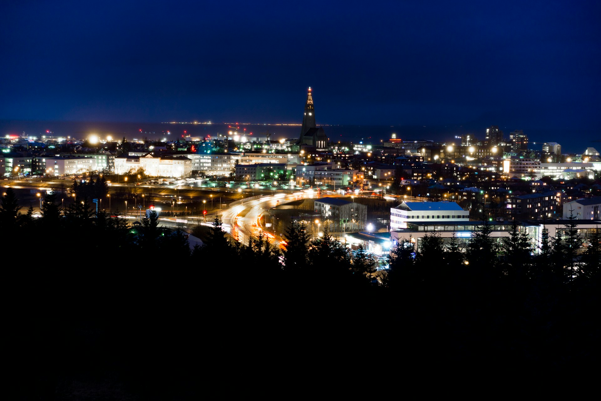 Panoramic night view of Reykjavík from Perlan with Hallgrímskirkja in the distance.