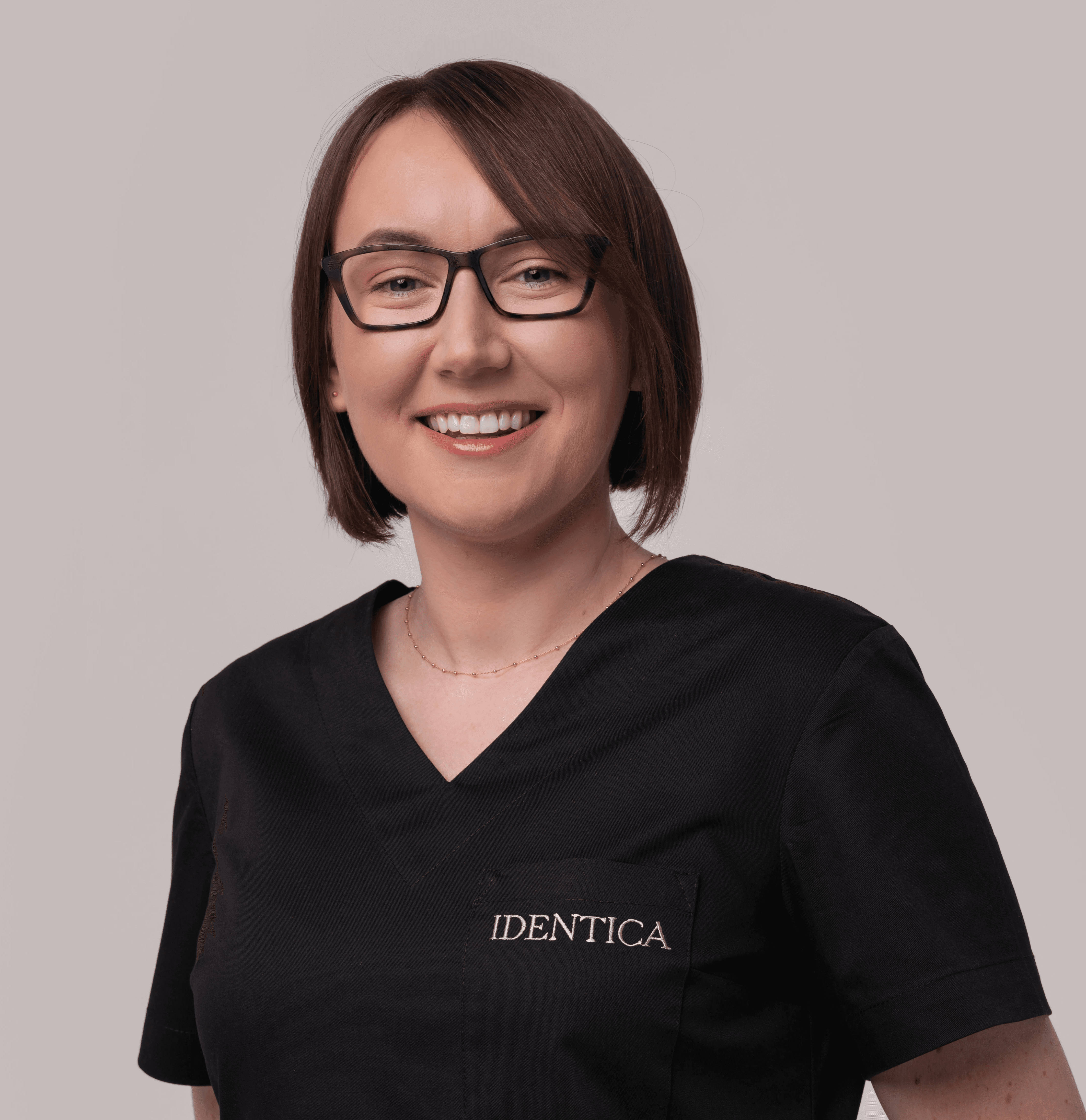 Anna Dobrzyńska-Nowak - lekarz dentysta, absolwentka uniwersytetu medycznego w poznaniu