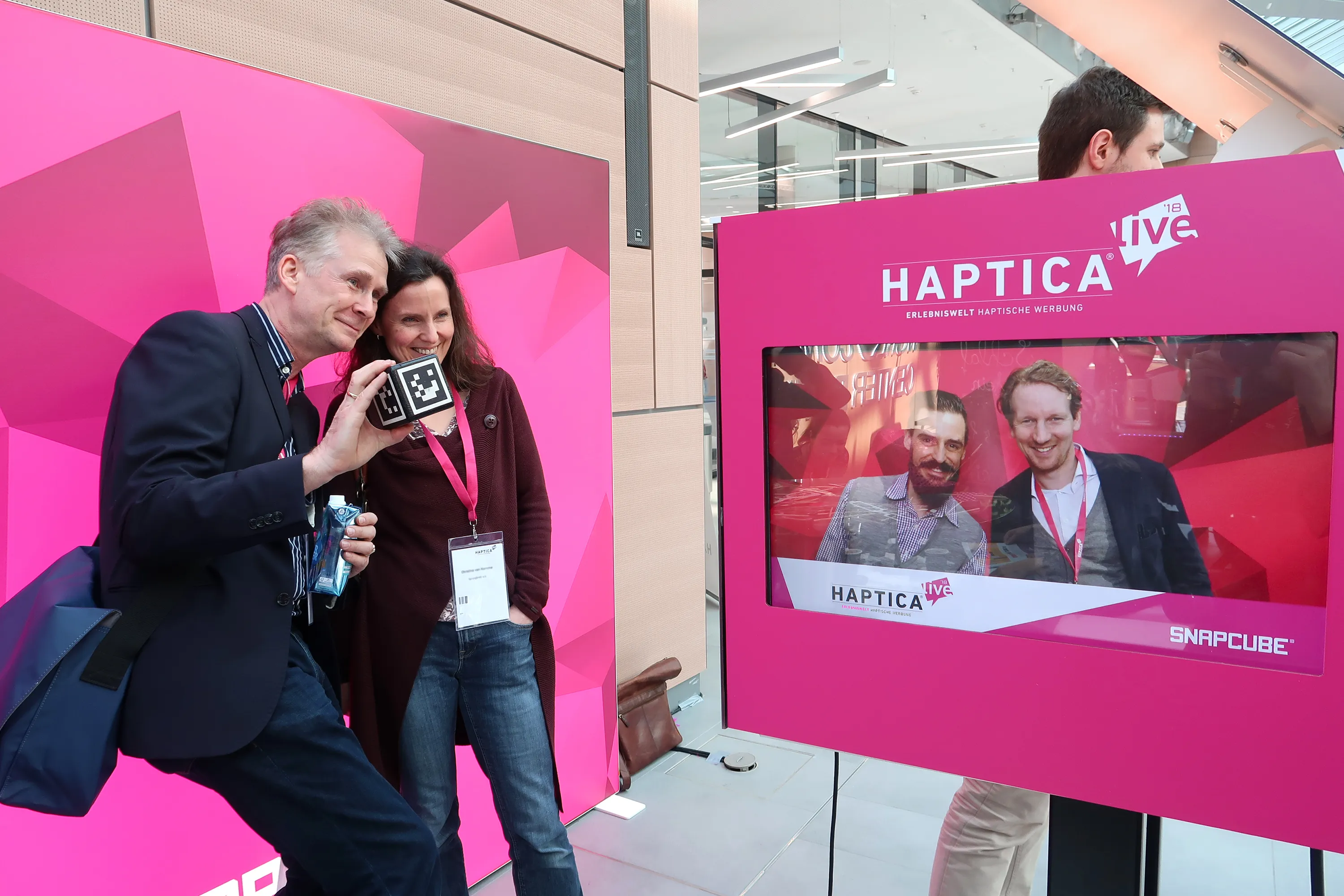 SnapCube CUBE Fotobox mieten – Sofortdruck und Foto-Ergebnis direkt am Messestand