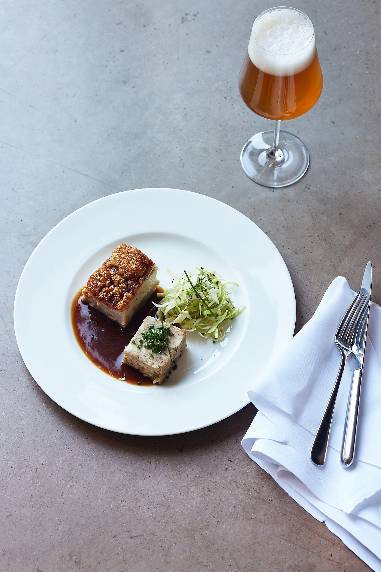 Schweinebraten auf dem Teller