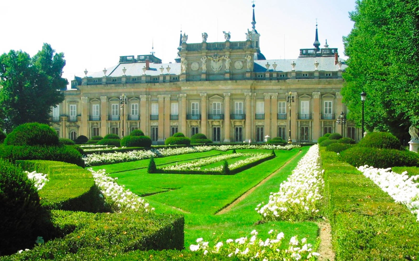 Kraljevska palača San Ildefonso s uređenim vrtovima i raskošnim pročeljem.