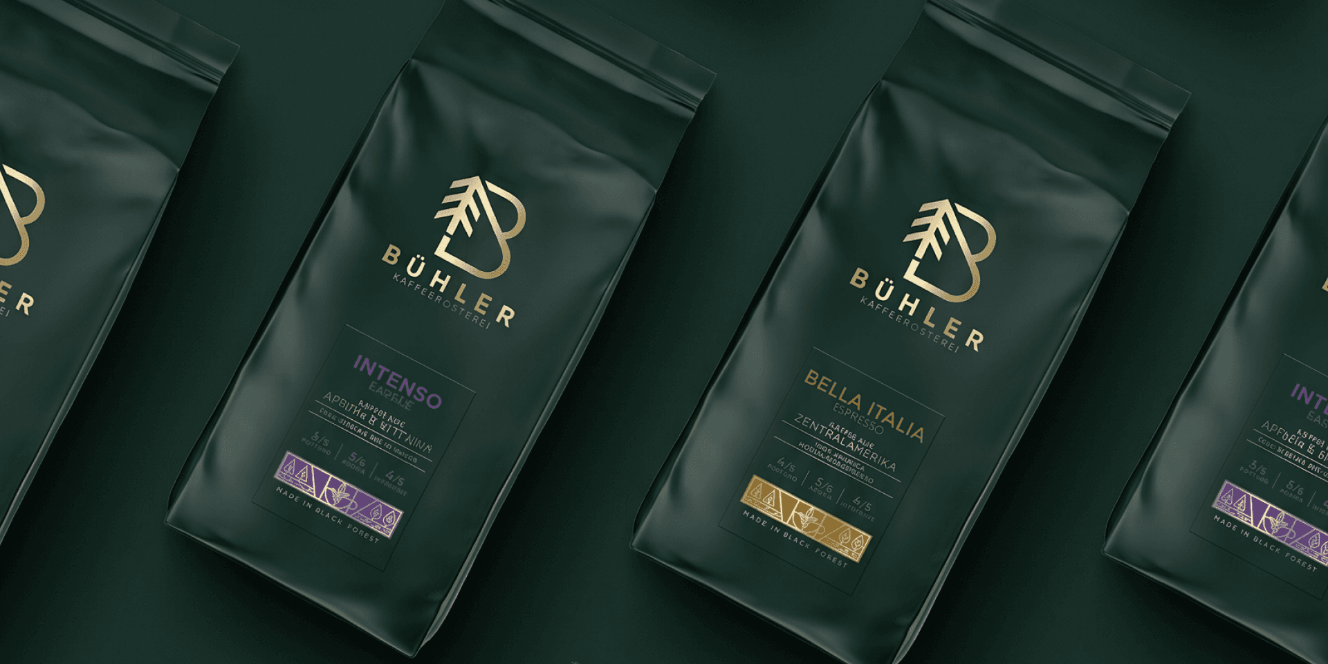 Markenwelt Bühler Caffè – dunkelgrüne Kaffeebohnen-Beutel mit goldenem Baum-Logo, Sorten „Intenso" und „Bella Italia", diagonal arrangiert.