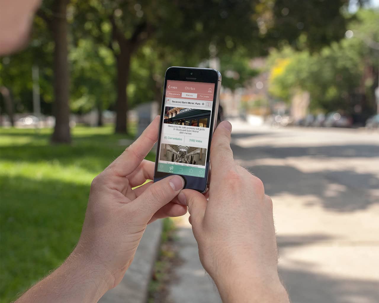 Persona usando un smartphone al aire libre en un parque utilizando la app Trip & Treat