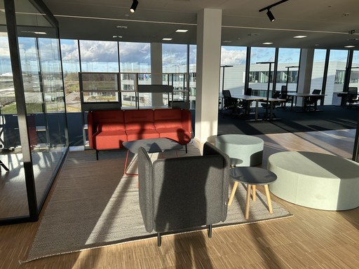 Pausenraum mit Sofas im CarByte Office in Rülzheim, Deutschland