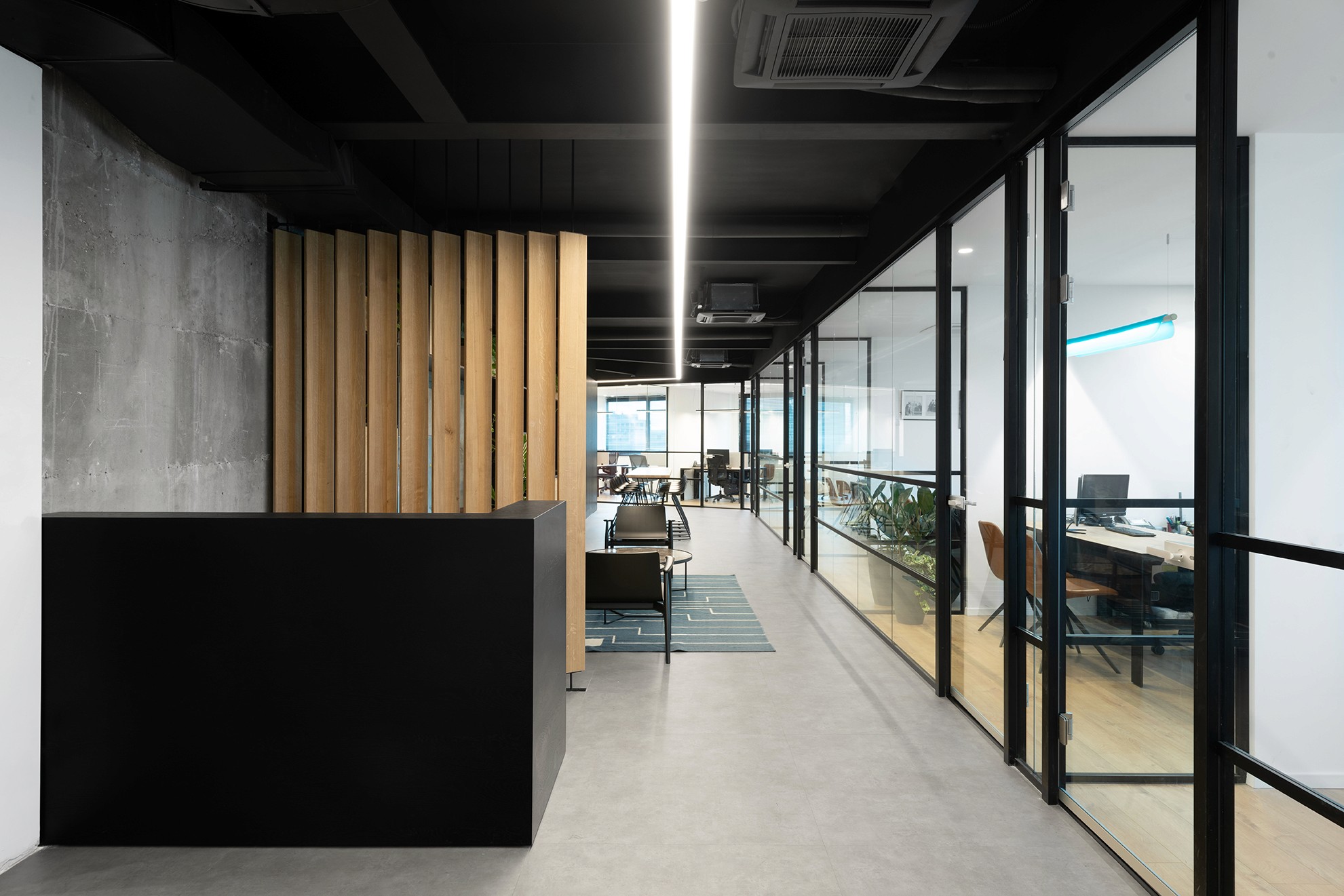 תרגום לוגו החברה לאלמנט בנוי – דלפק קבלה בנגרות Custom Made בצורת סמל המותג, צבוע באפוקסי אדום