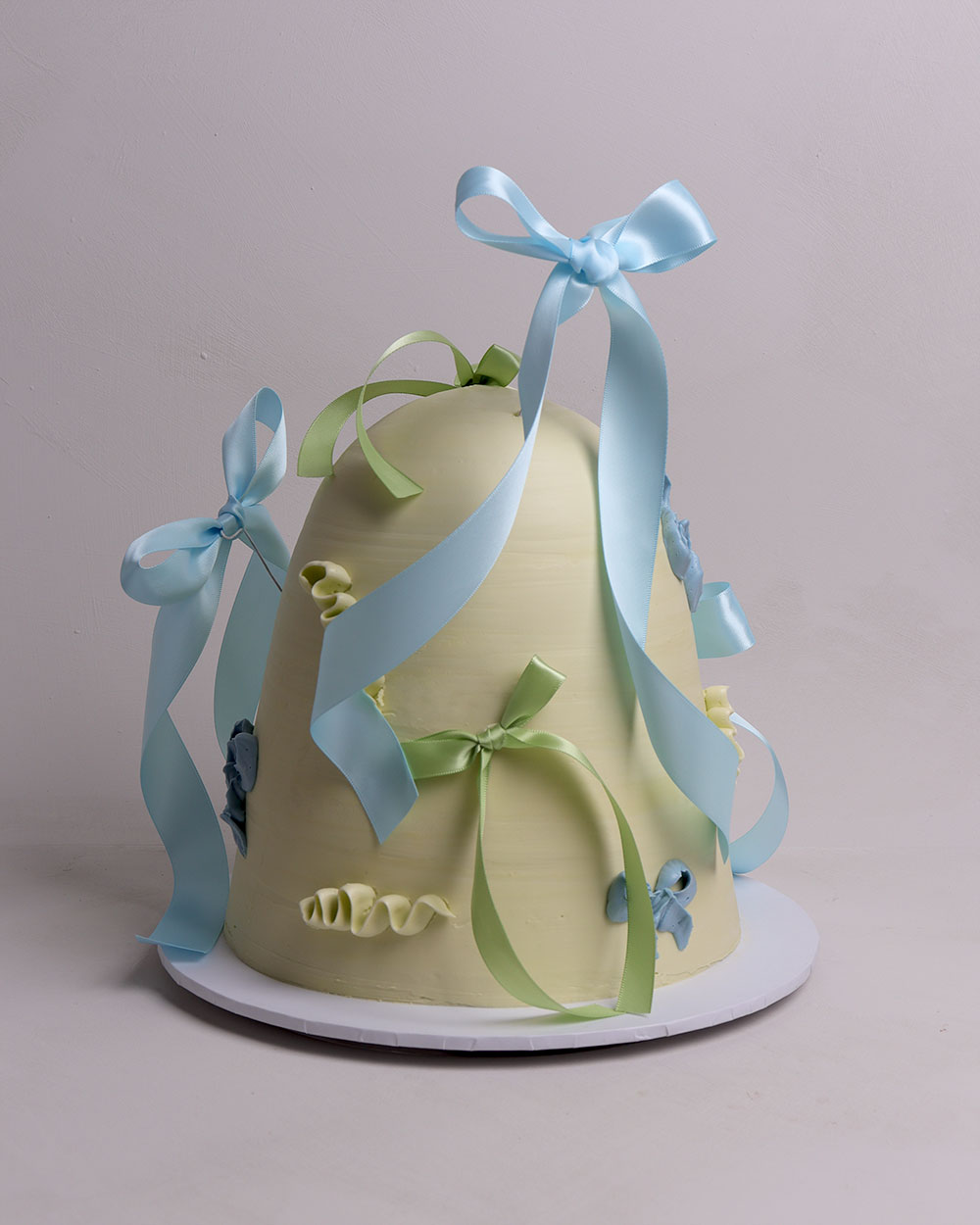 couple sharing first slice of wedding cake together