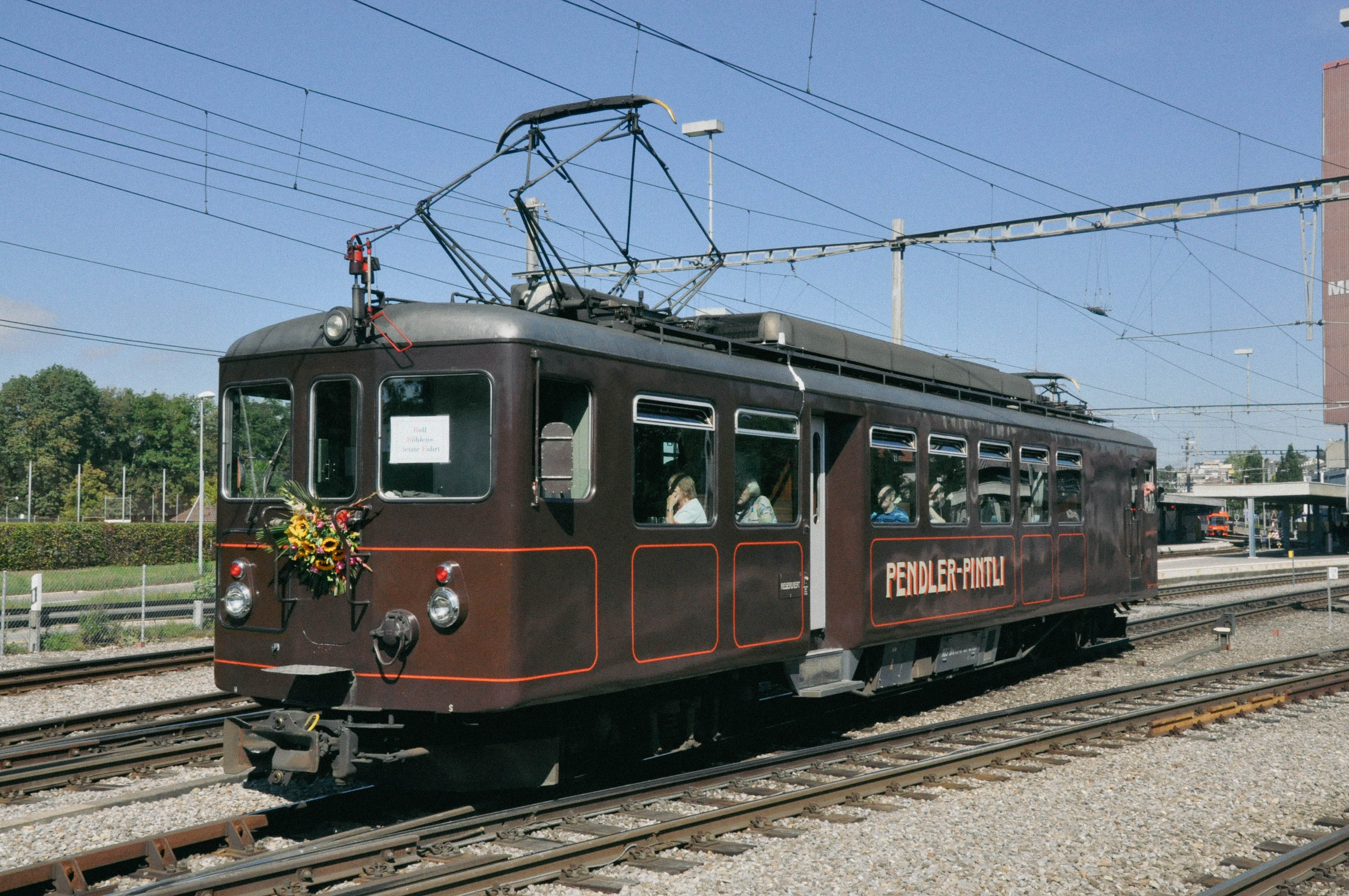 Das komplett braune Pendler Pintli auf dem Streckennetz vom RBS.
